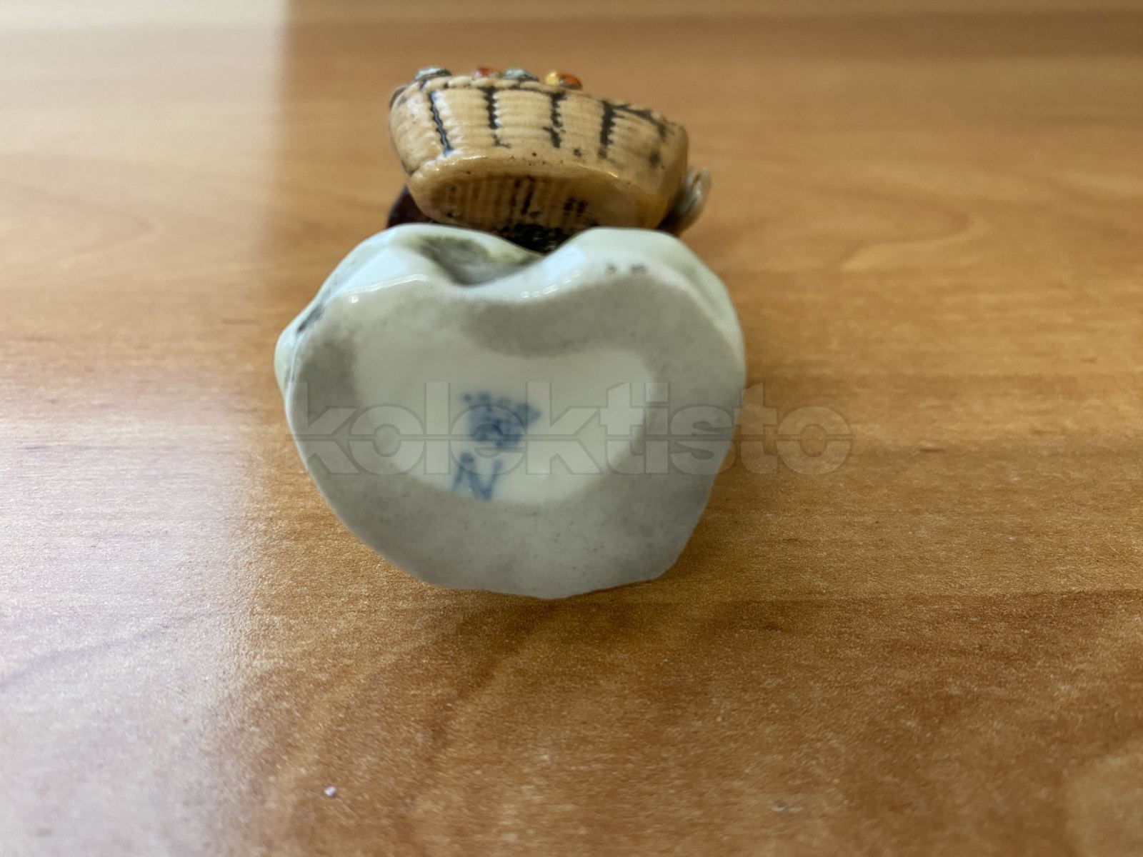 Porcelánová soška prodavače jablek zn. N+korunka