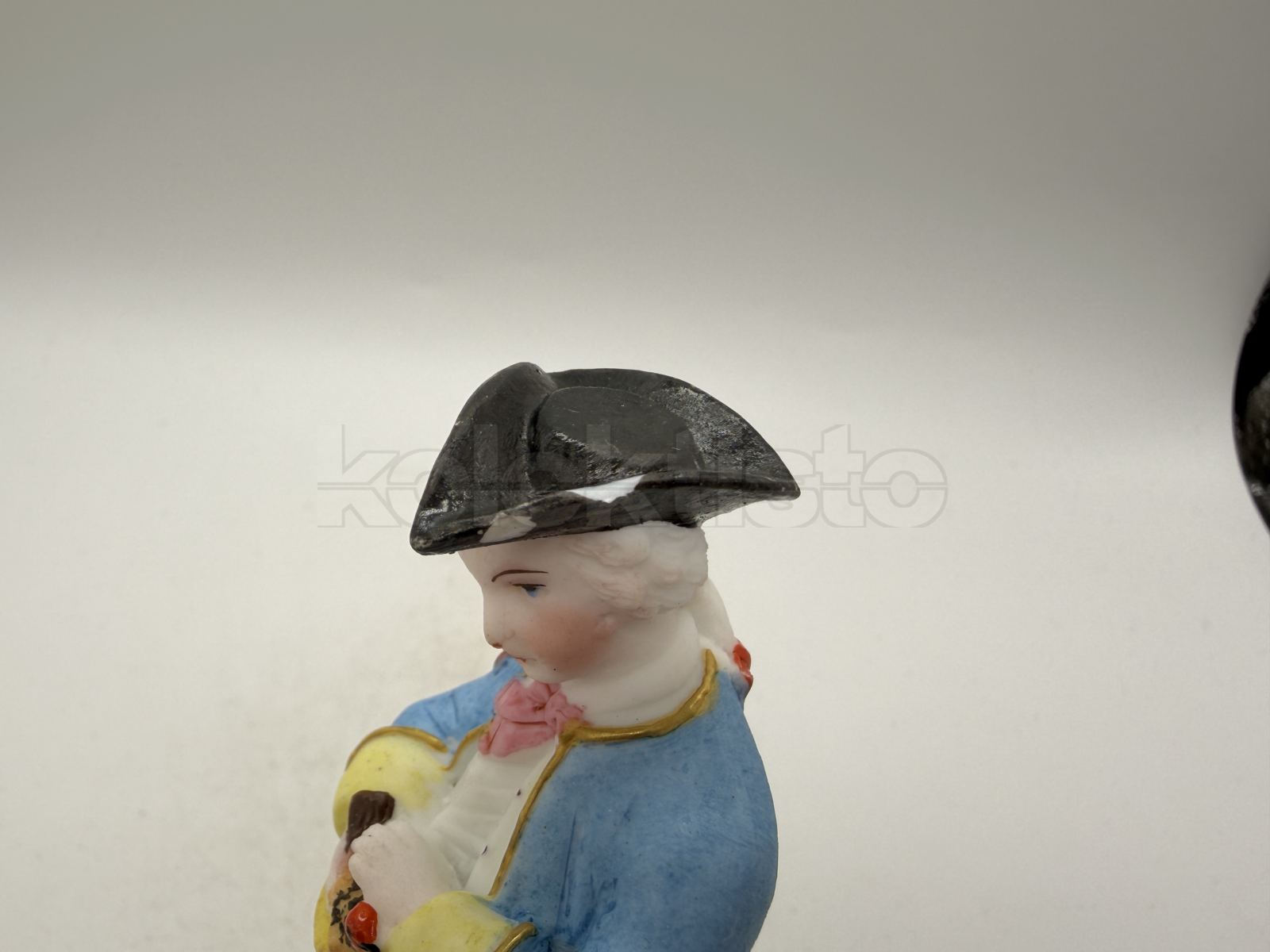 Porcelánová soška figury chlapce s ptáčkem