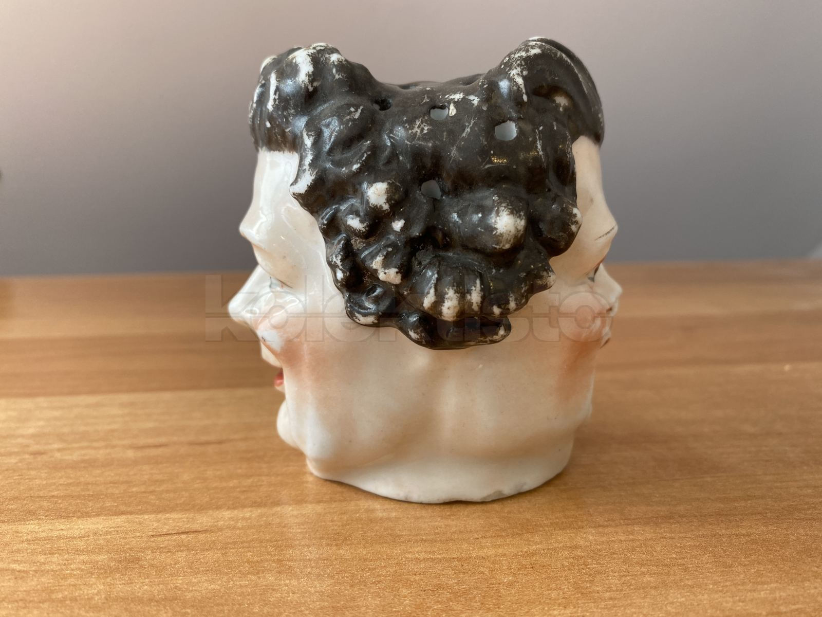Porcelánová soška, stojánek na vlasové jehlice