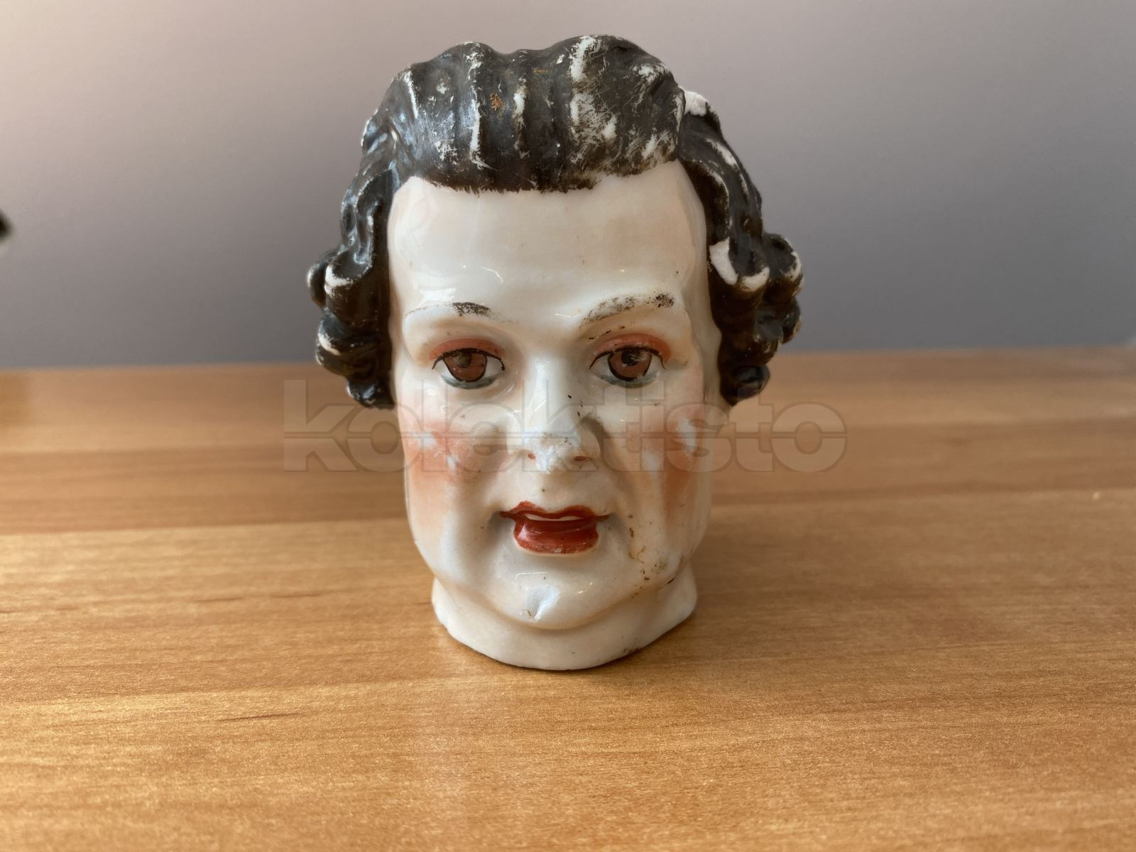 Porcelánová soška, stojánek na vlasové jehlice