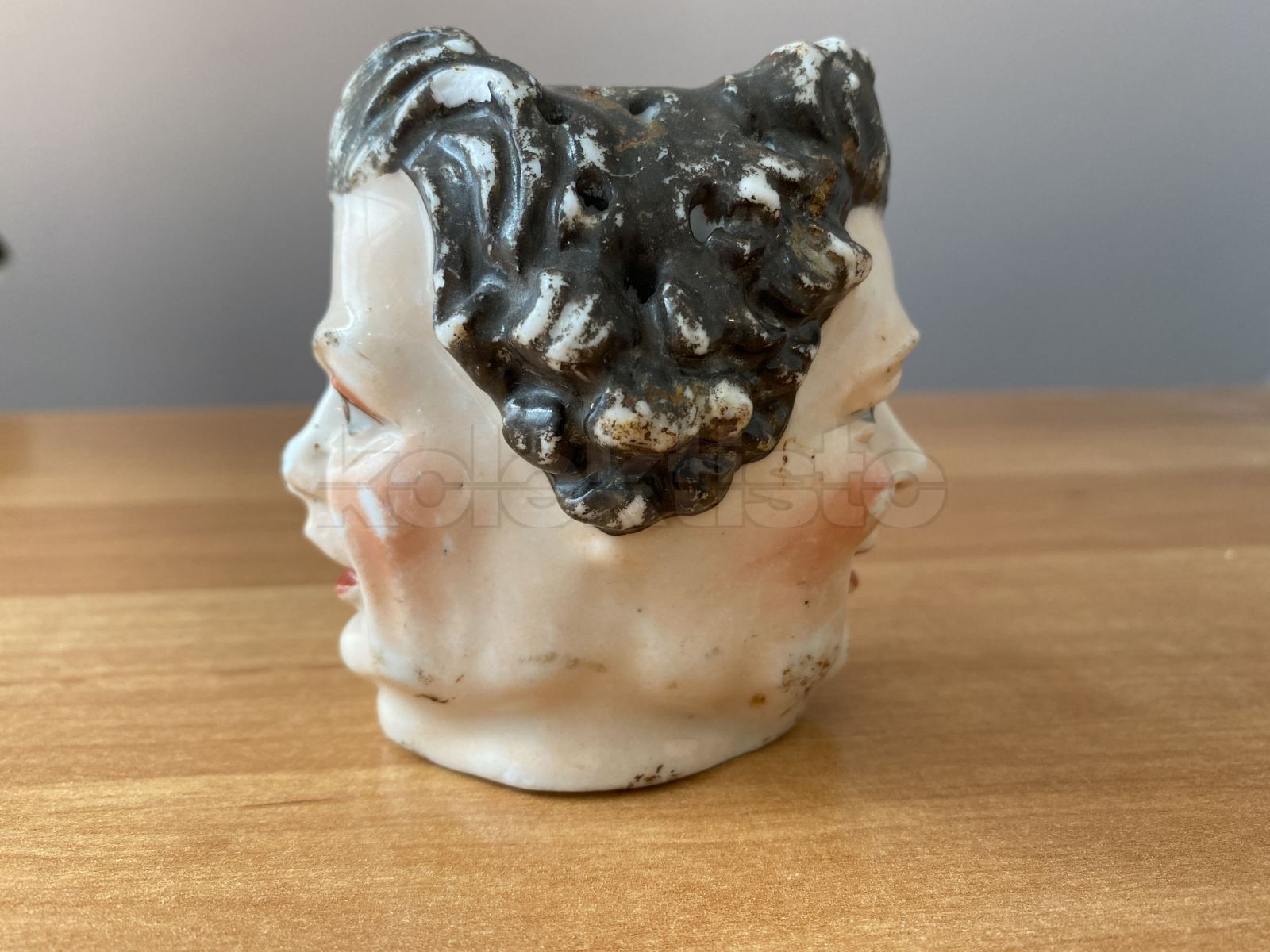 Porcelánová soška, stojánek na vlasové jehlice