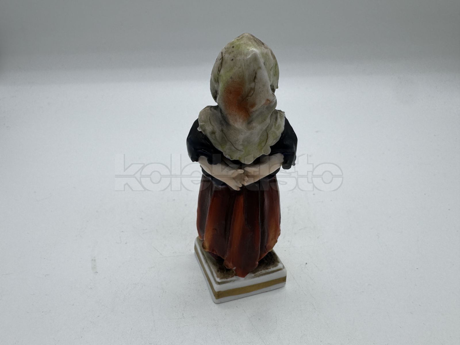 Porcelánová figurka dívka