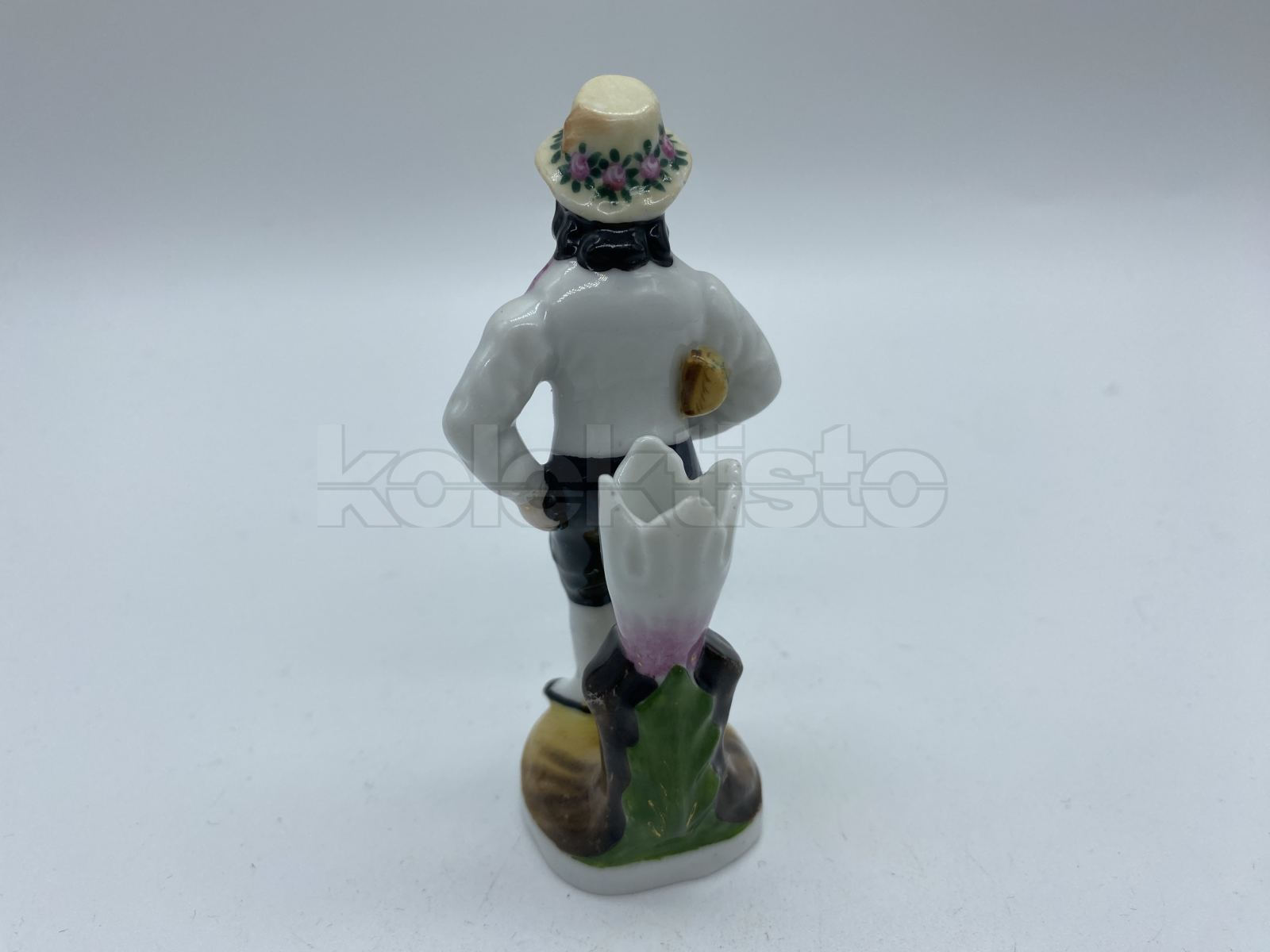 Porcelánová figurka muže se srpem
