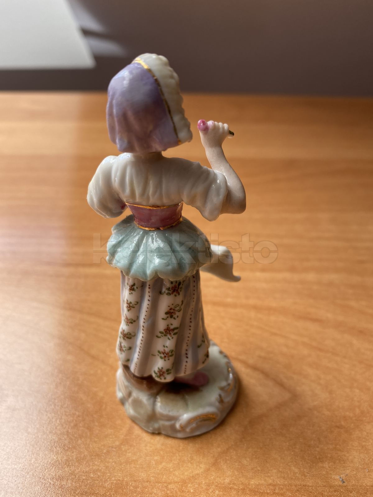 Porcelánová soška Dívka s květinou
