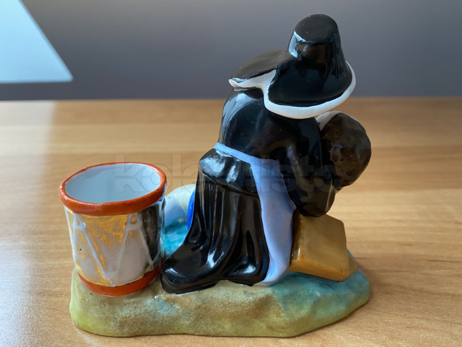 Porcelánová soška vojáčka s řádovou sestrou dávající mu napít