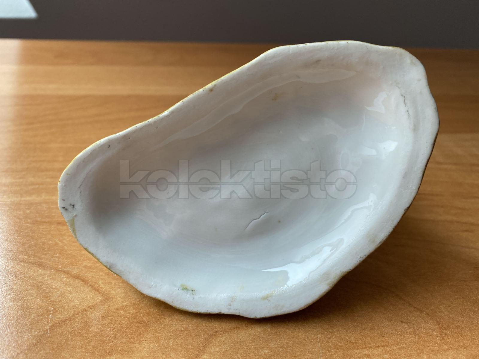 Porcelánová soška vojáčka s řádovou sestrou dávající mu napít