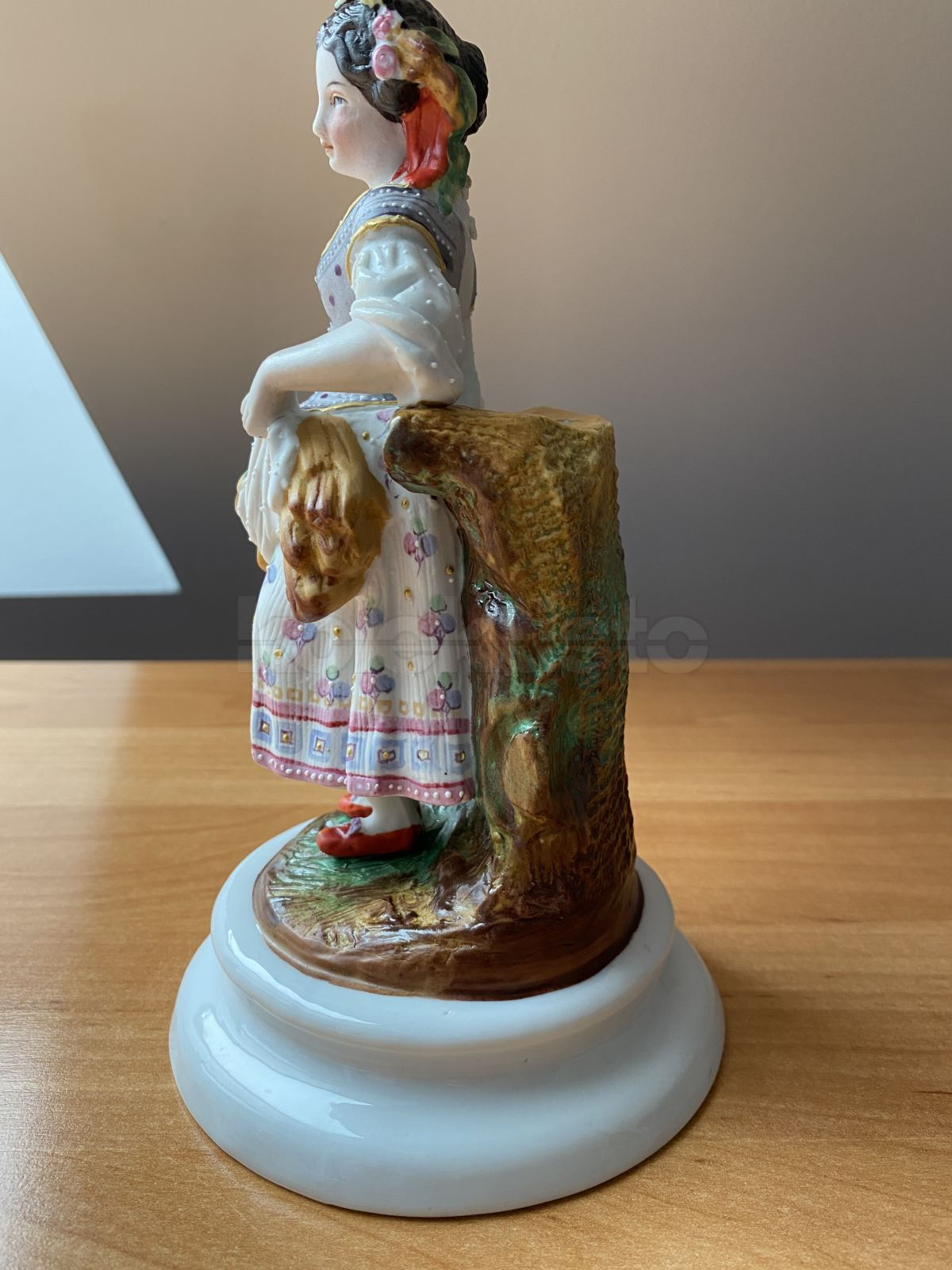 Porcelánová soška ženy