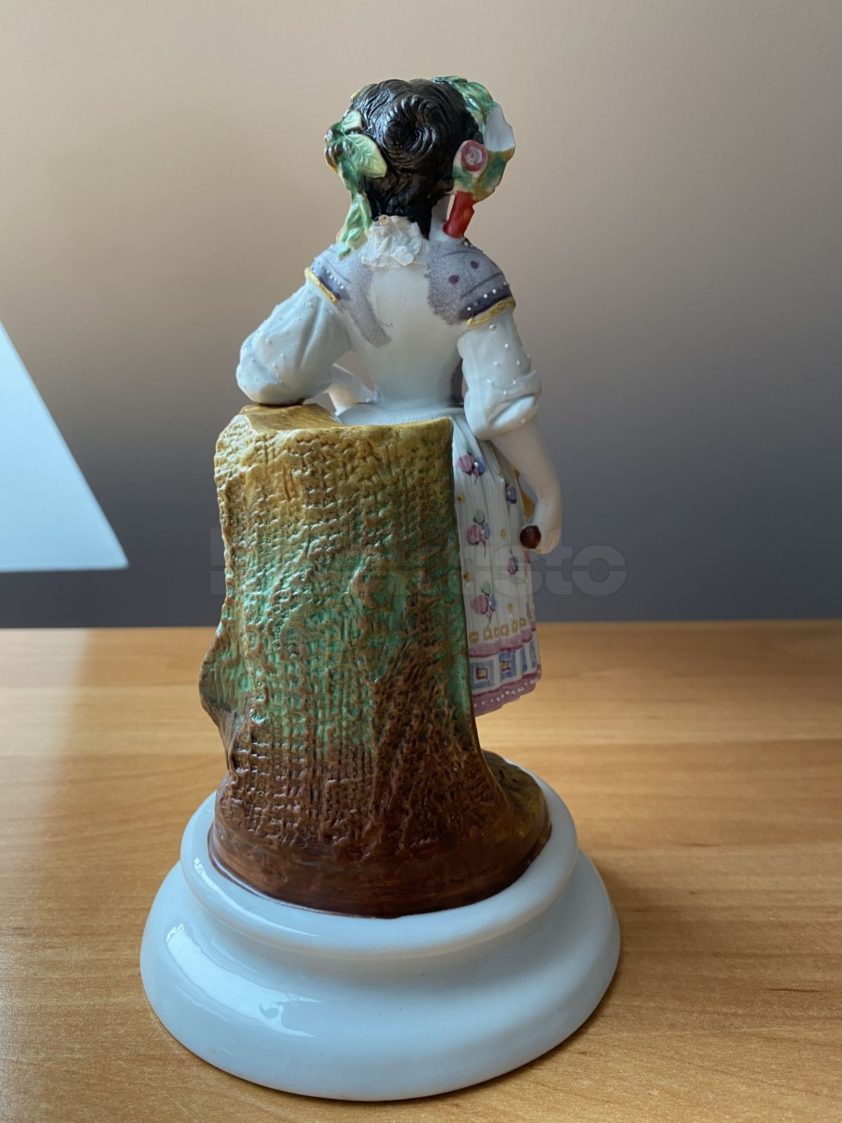 Porcelánová soška ženy