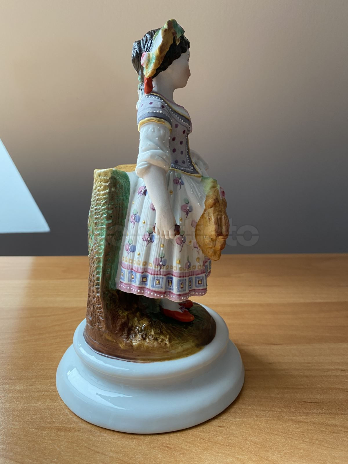 Porcelánová soška ženy