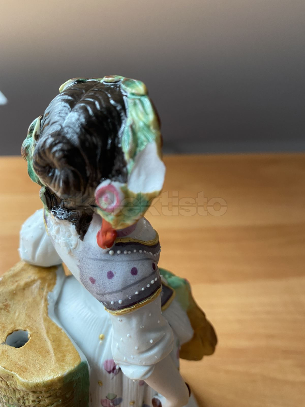 Porcelánová soška ženy