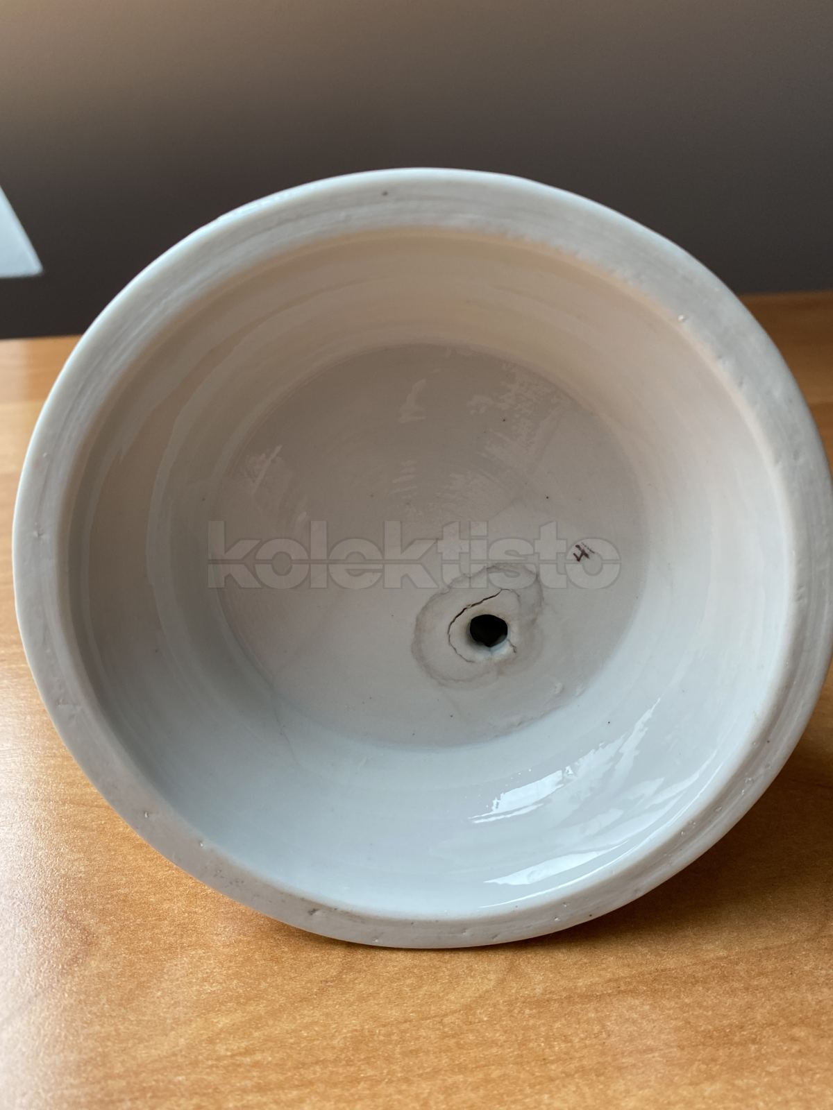 Porcelánová soška ženy