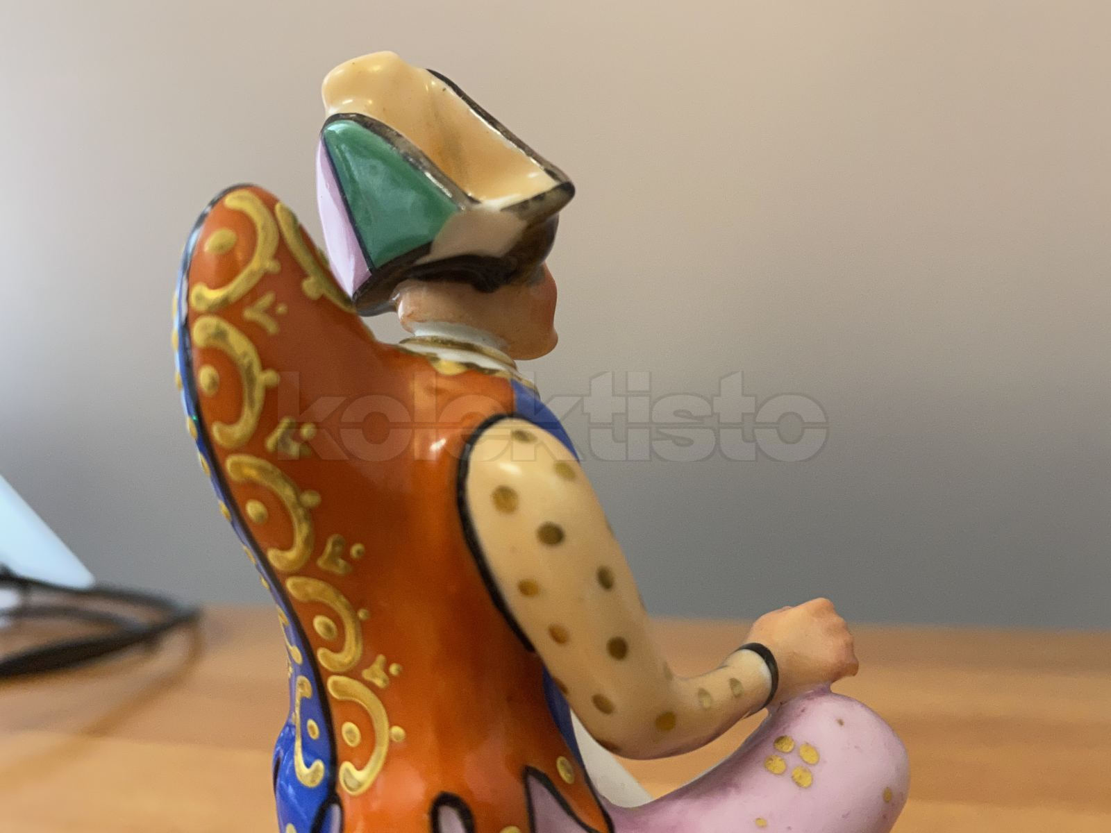 Porcelánový flakon Sedící muž FRANCIE