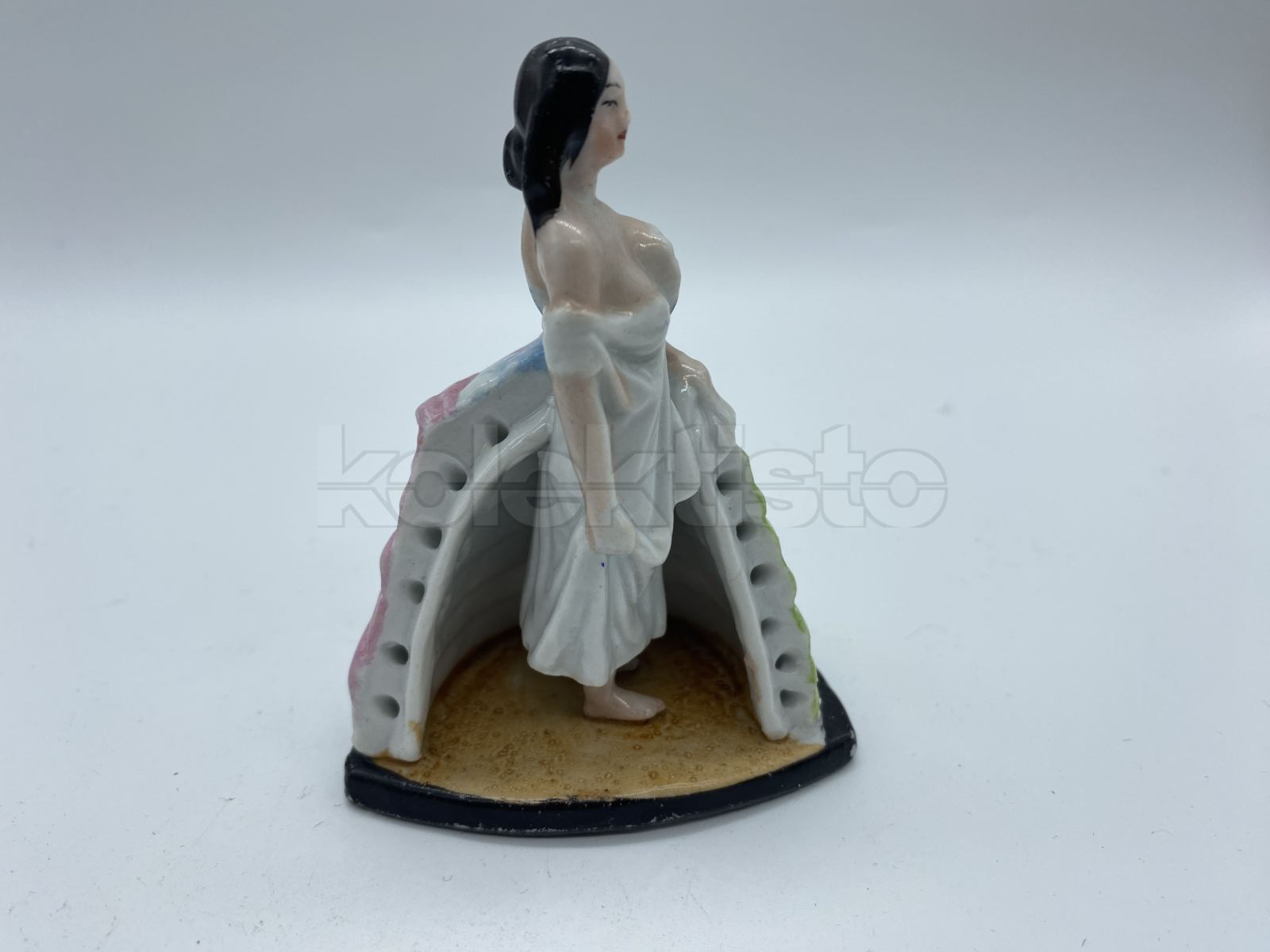 Porcelánová erotická soška, stojánek na cigára