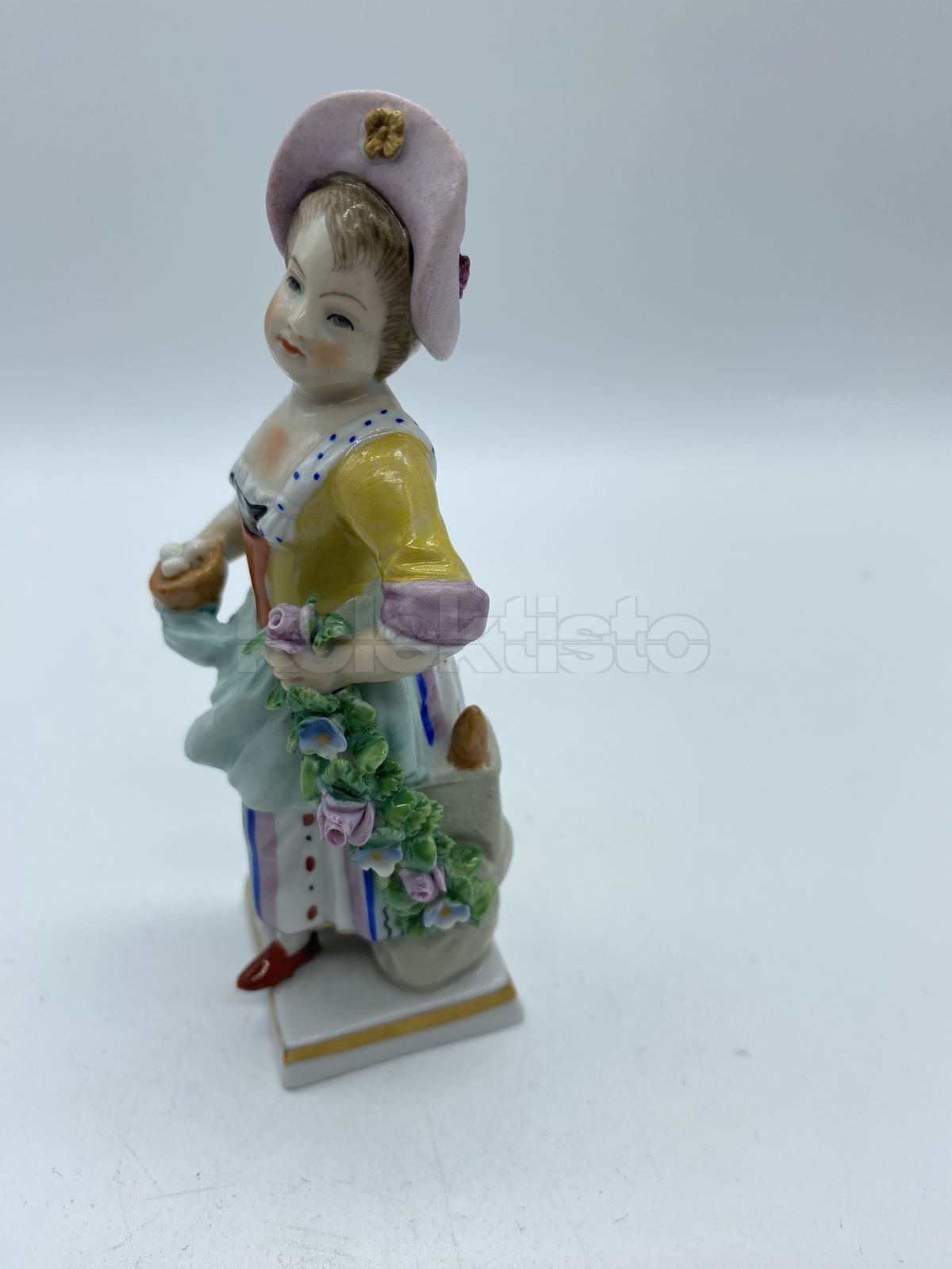 Porcelánová figurka dívky