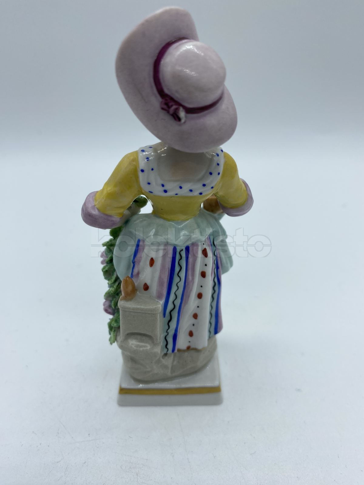 Porcelánová figurka dívky