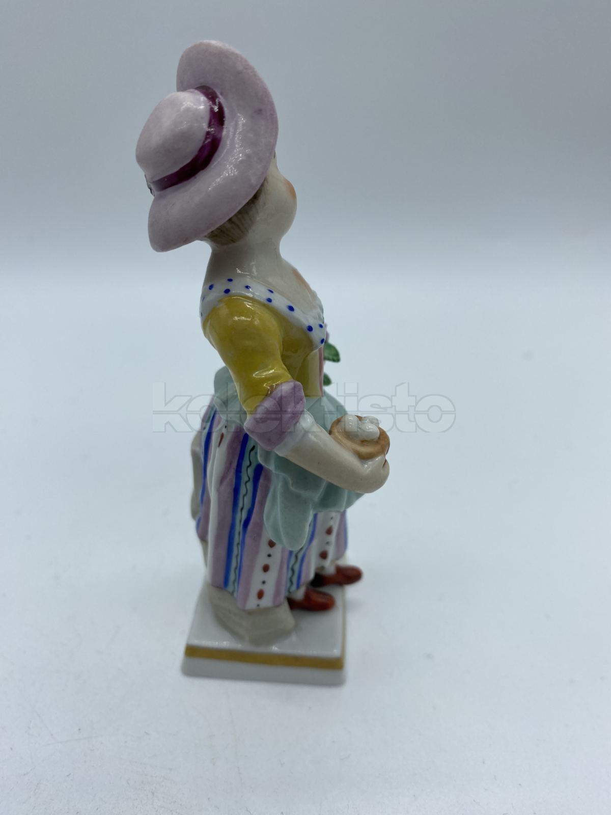 Porcelánová figurka dívky