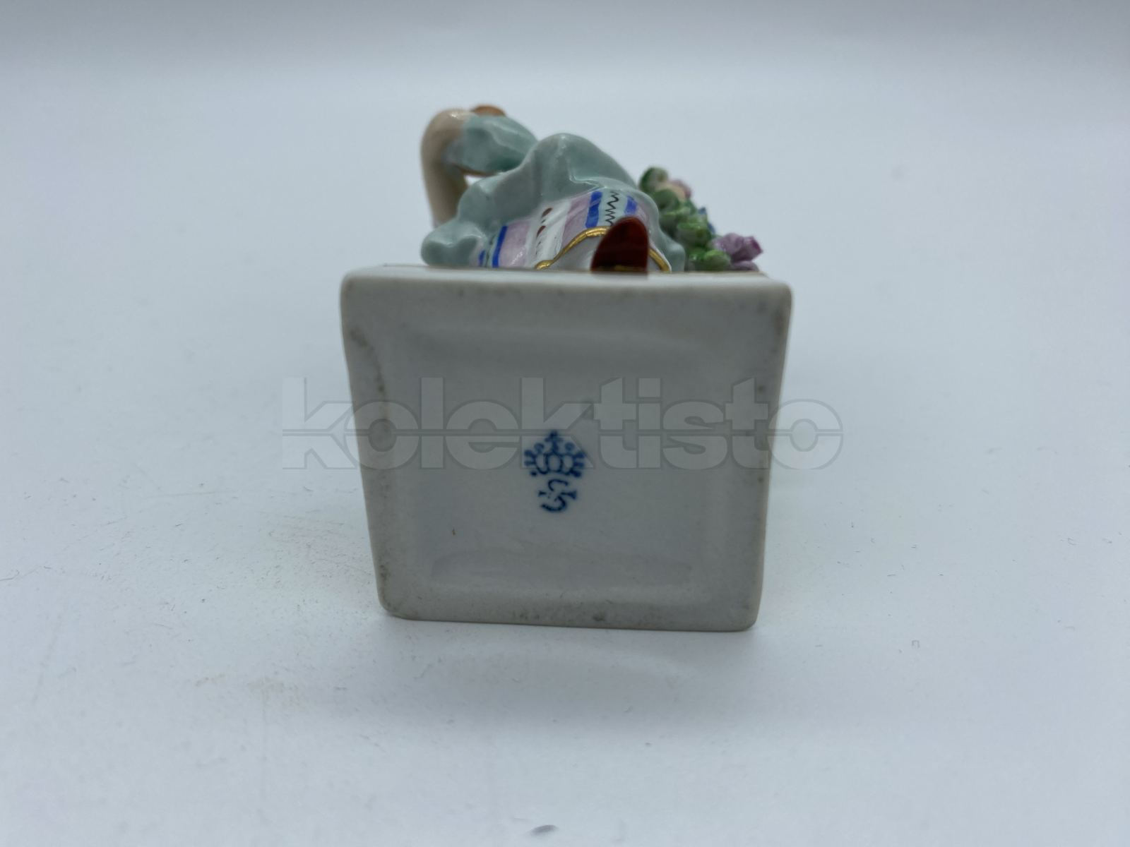 Porcelánová figurka dívky
