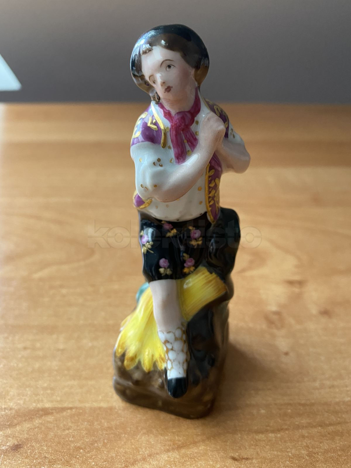 Porcelánová soška flakón Chlapec se snopem