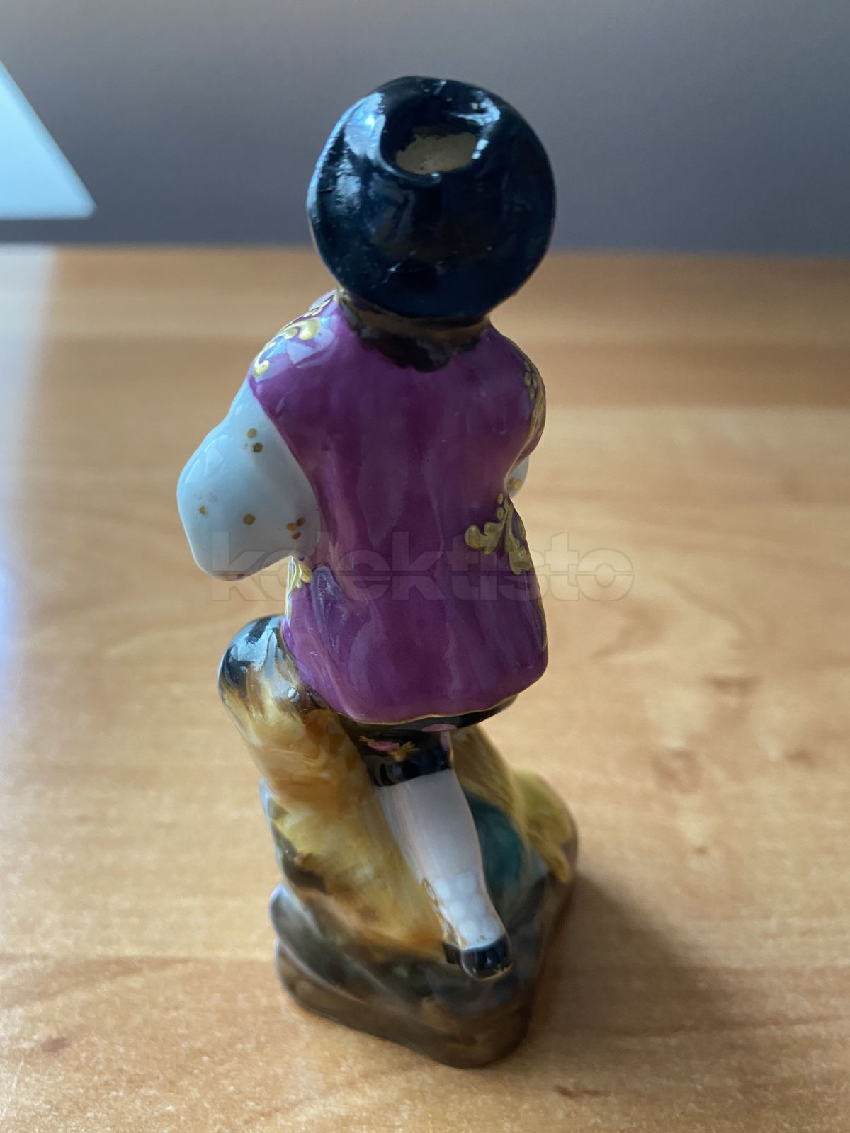 Porcelánová soška flakón Chlapec se snopem