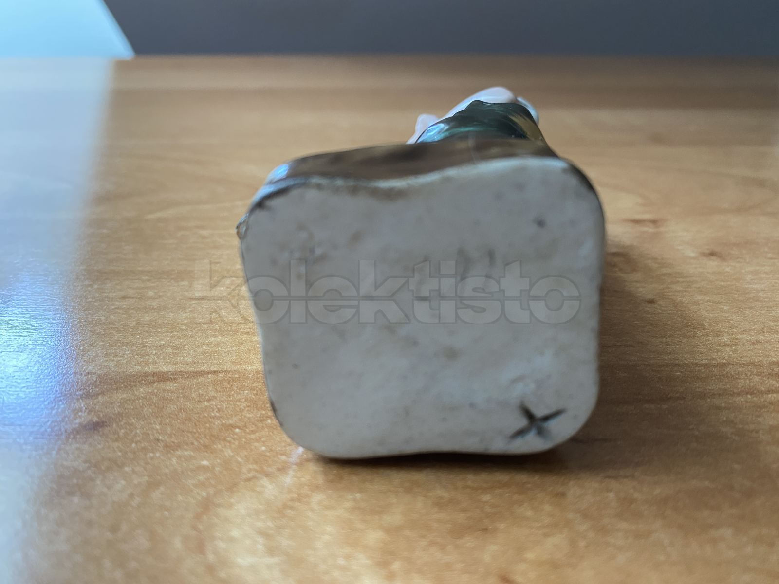 Porcelánová soška flakón Chlapec se snopem