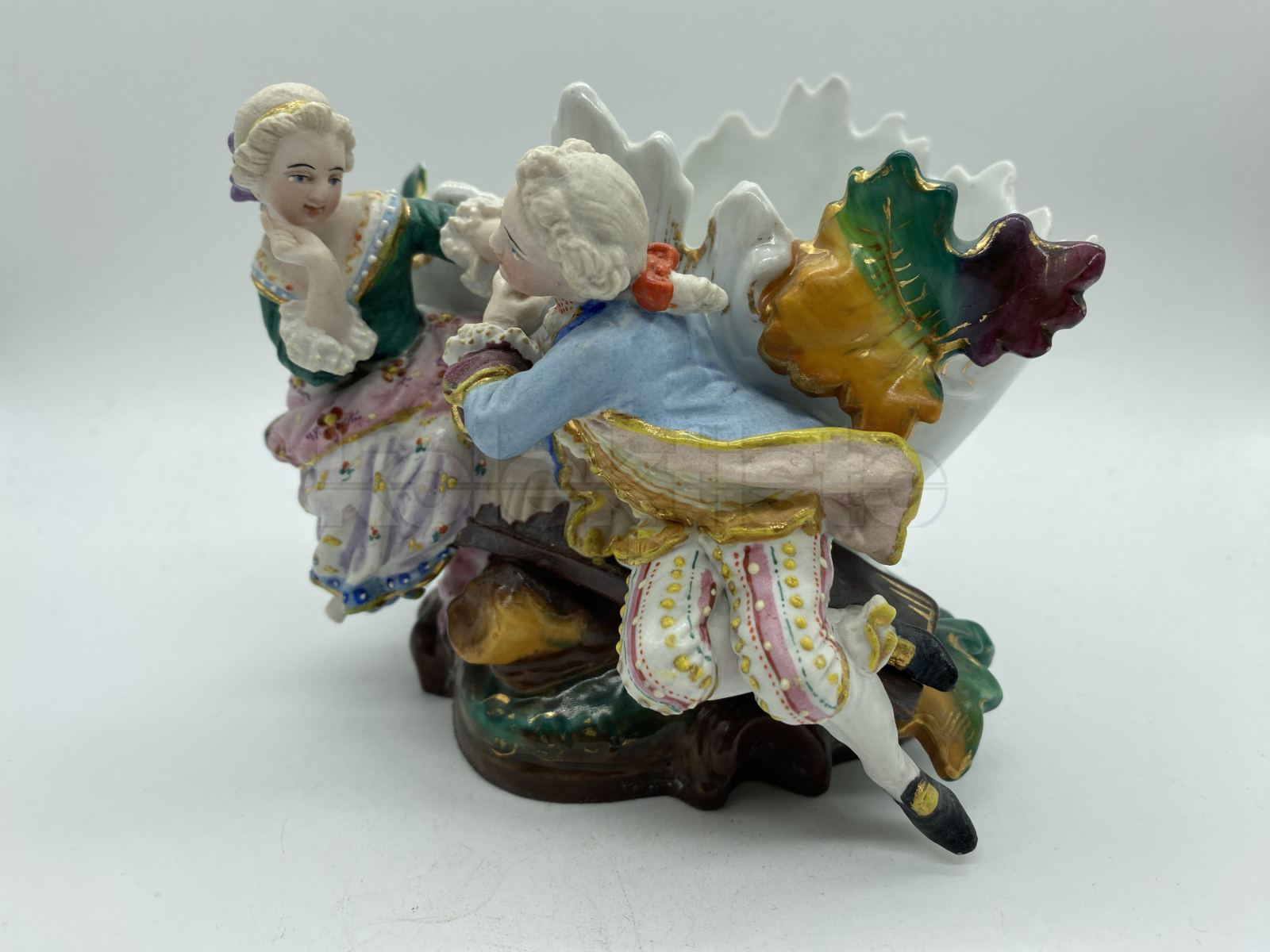 Porcelánová soška zamilovaného páru