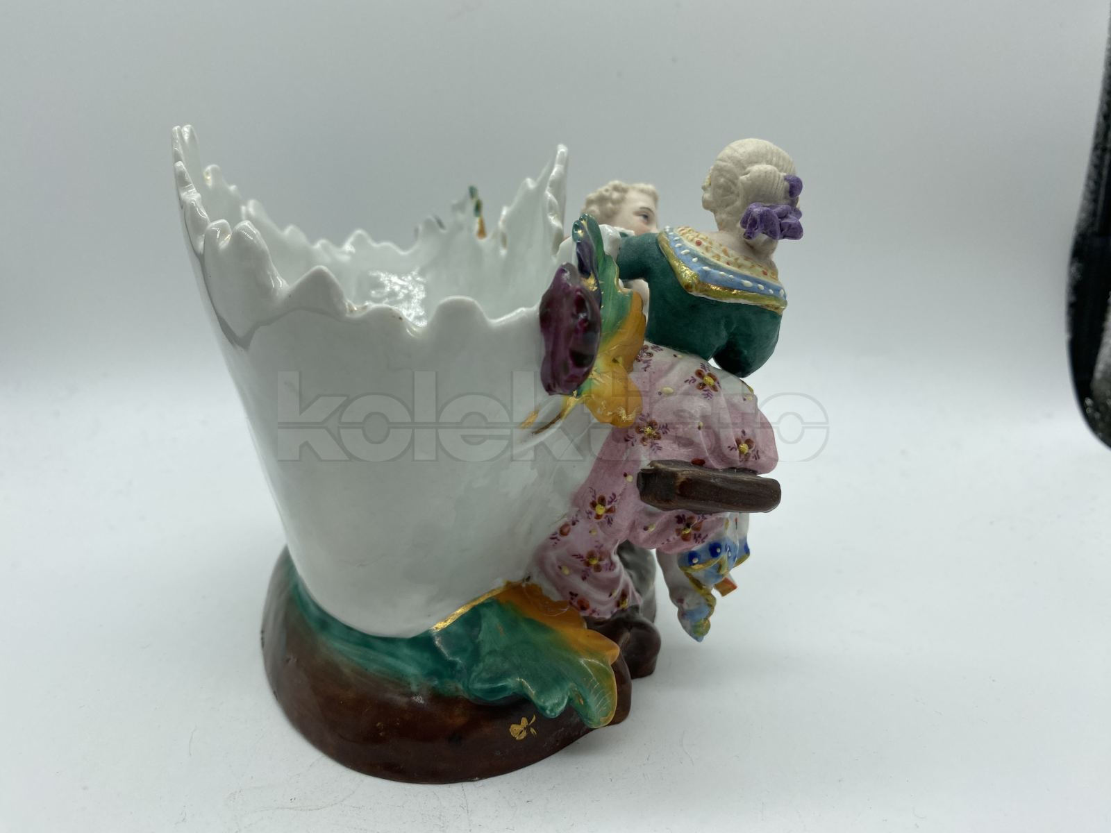 Porcelánová soška zamilovaného páru