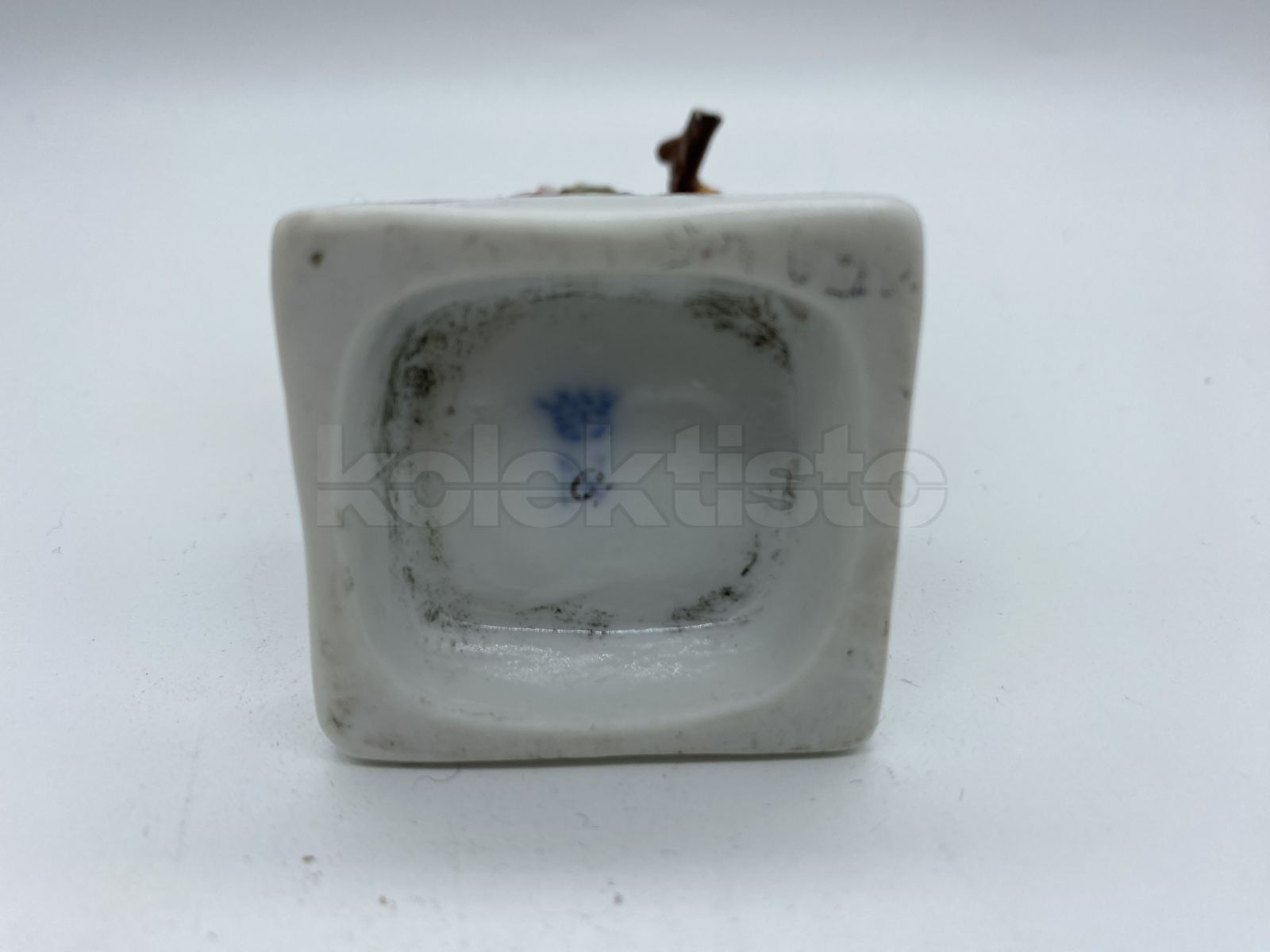 Porcelánová soška chlapce nesoucí klestí