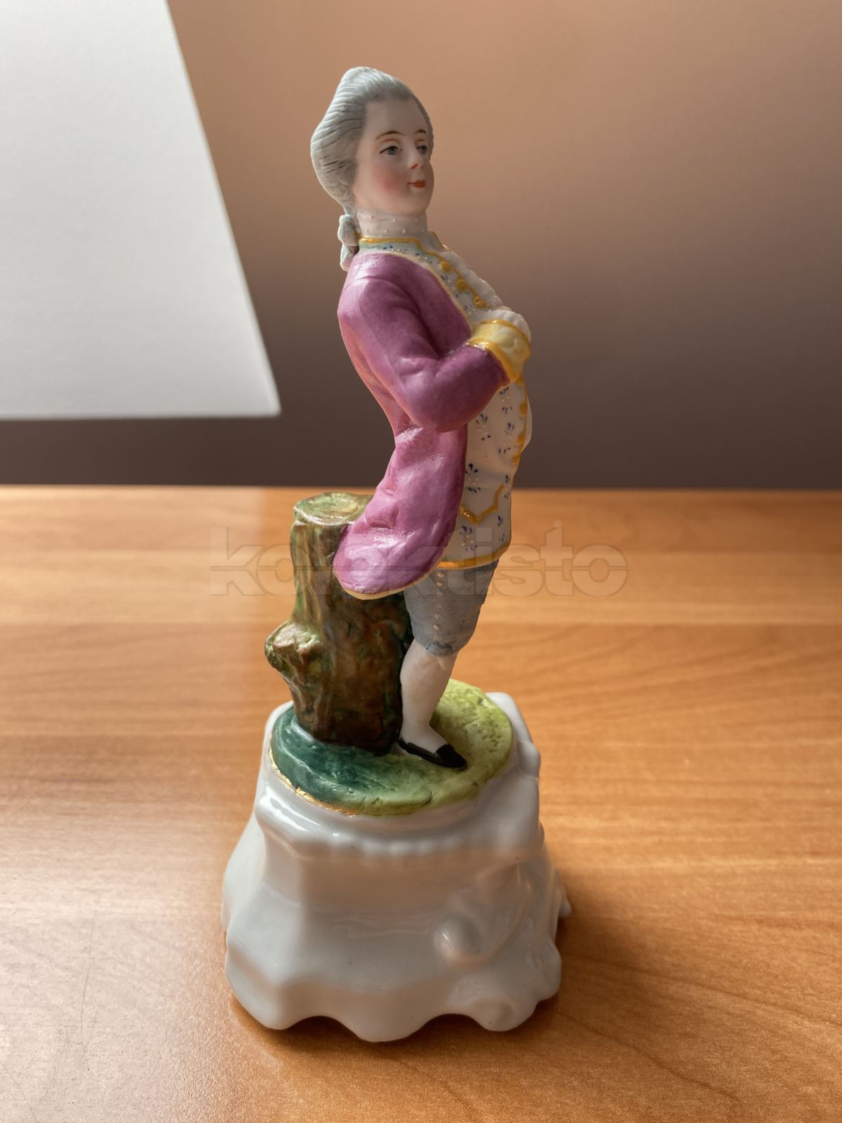 Porcelánová soška kavalíra