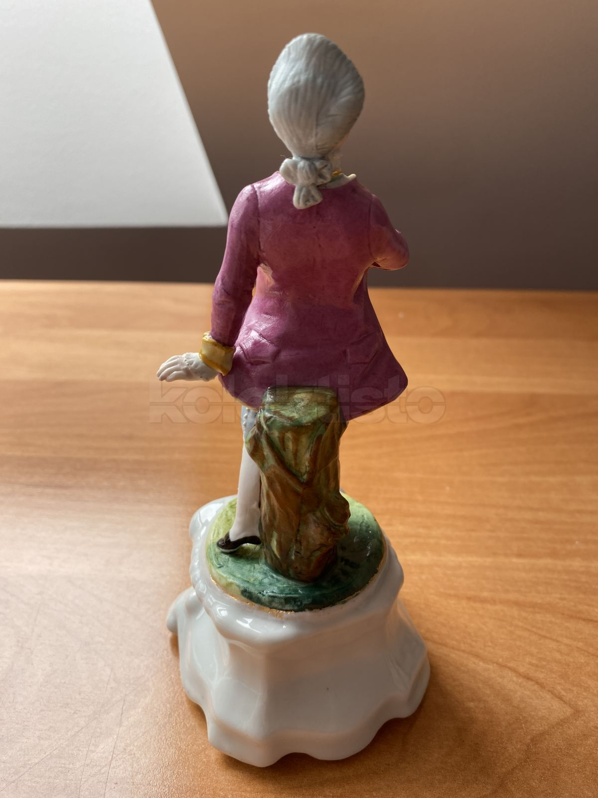 Porcelánová soška kavalíra