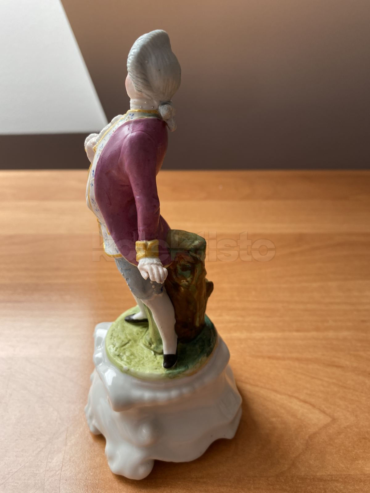 Porcelánová soška kavalíra