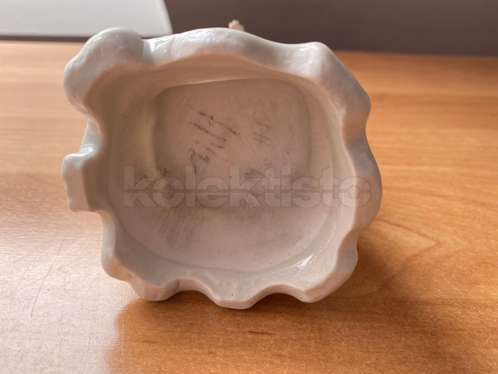 Porcelánová soška kavalíra