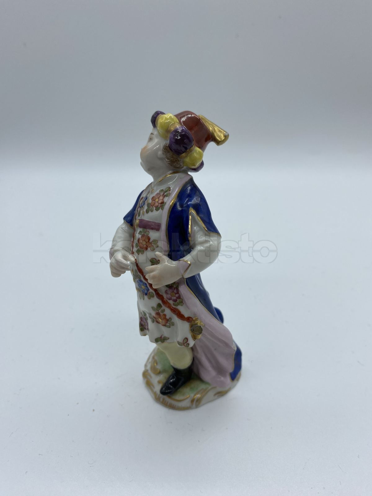 Porcelánová soška chlapce