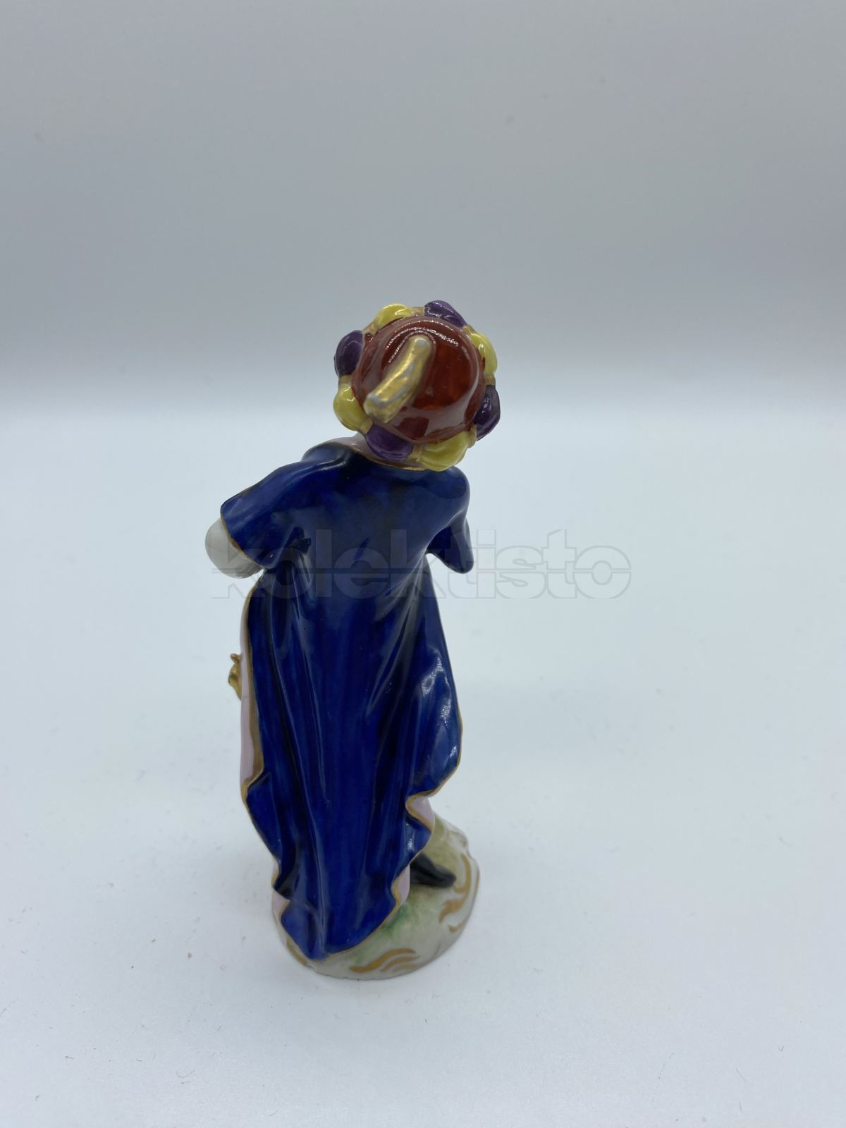 Porcelánová soška chlapce