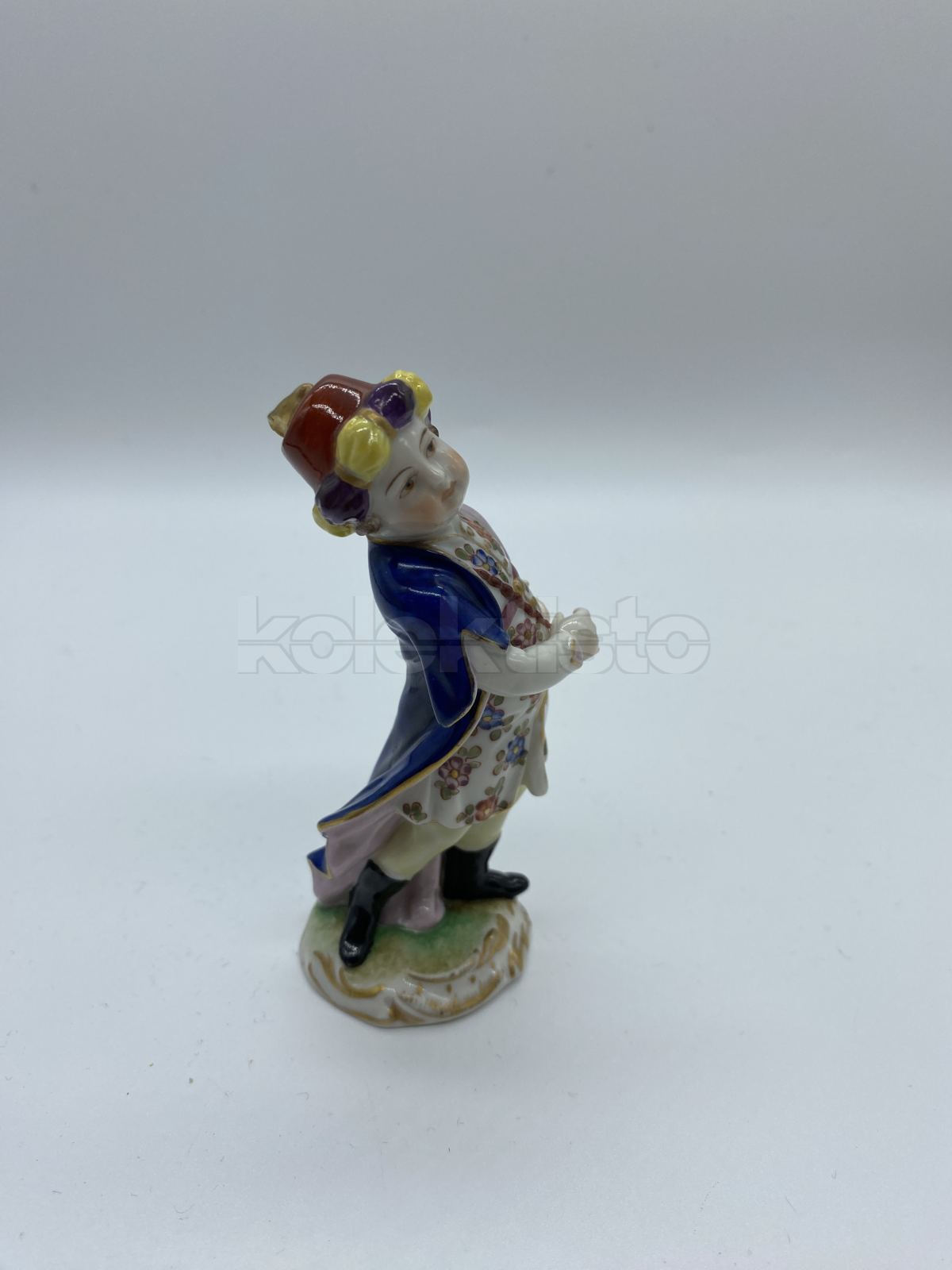 Porcelánová soška chlapce