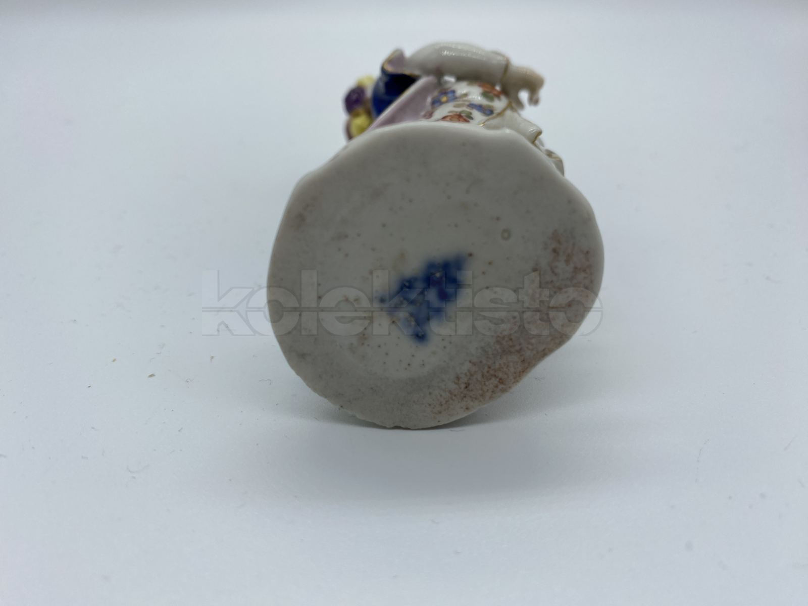 Porcelánová soška chlapce