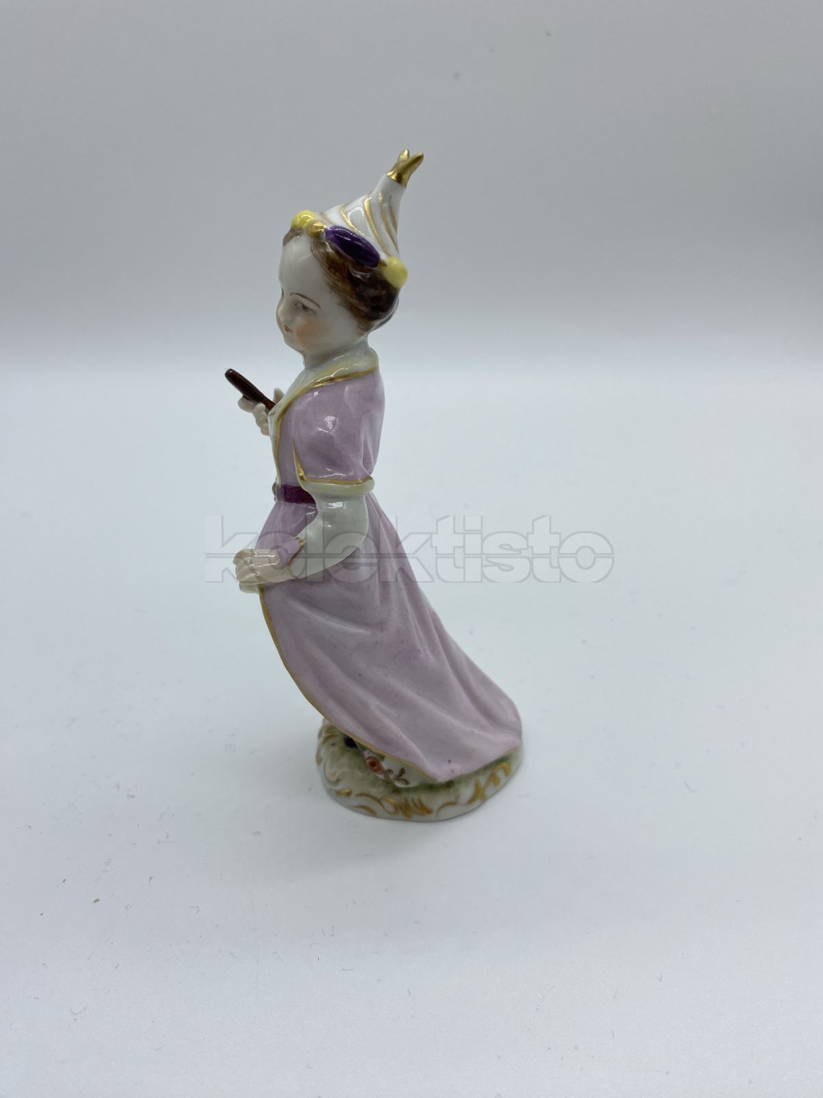 Porcelánová soška dívky s vějířem