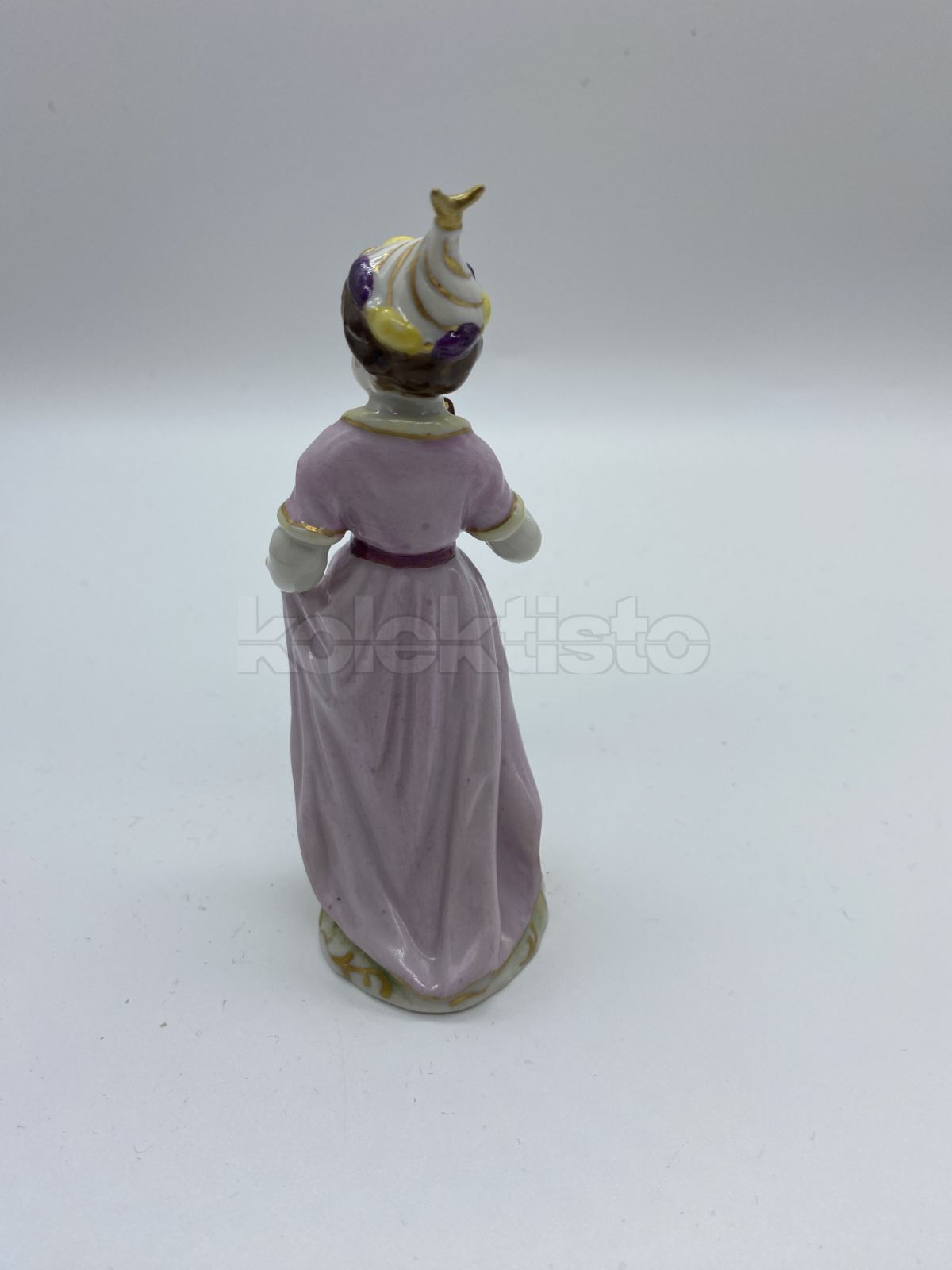 Porcelánová soška dívky s vějířem