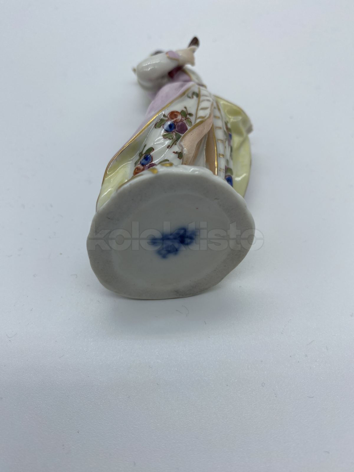 Porcelánová soška dívky s vějířem