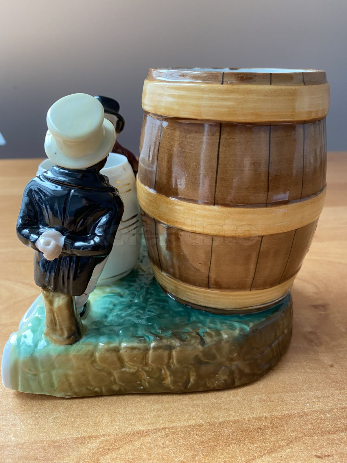 Porcelánový stojánek na cigára