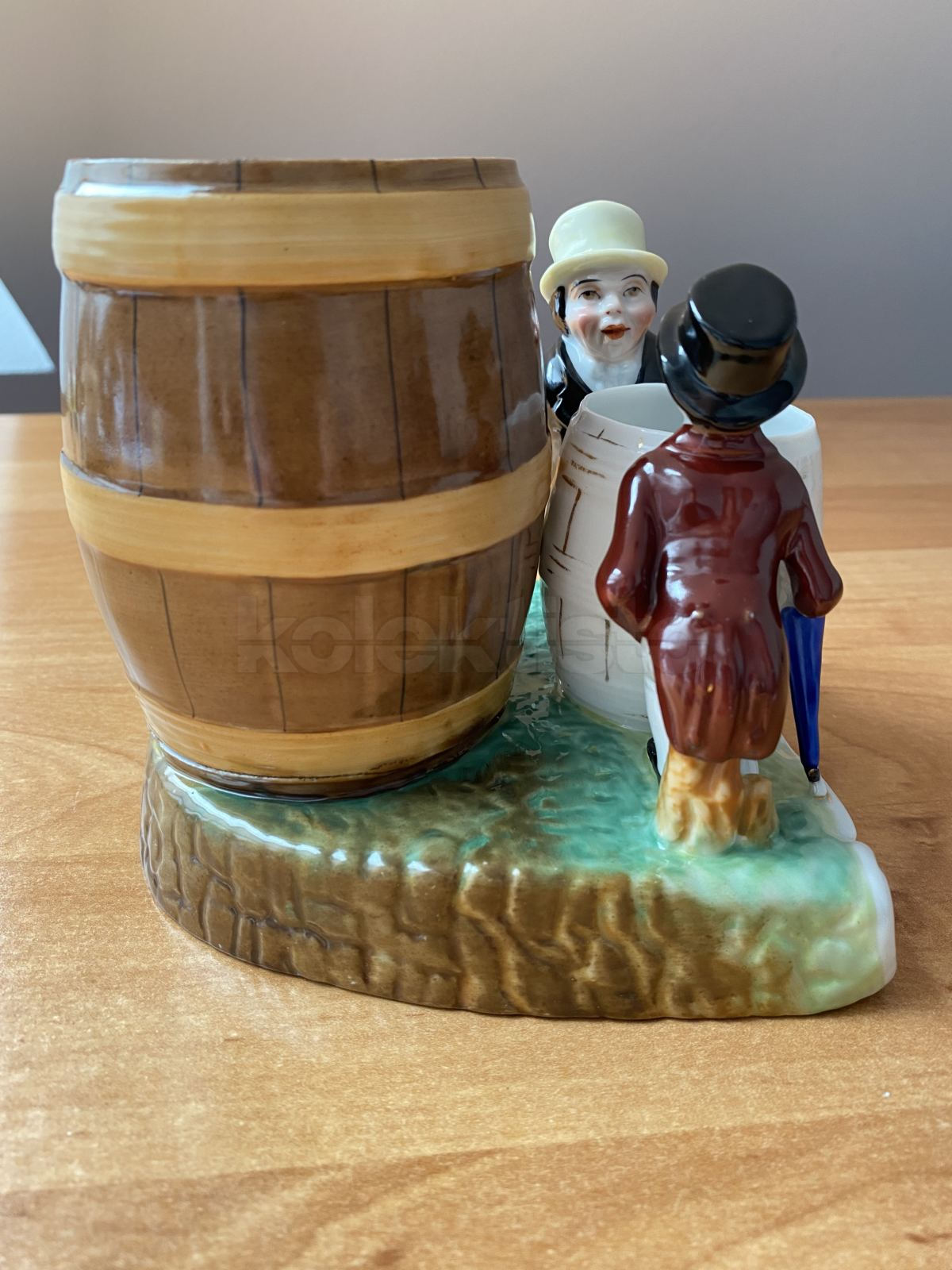 Porcelánový stojánek na cigára