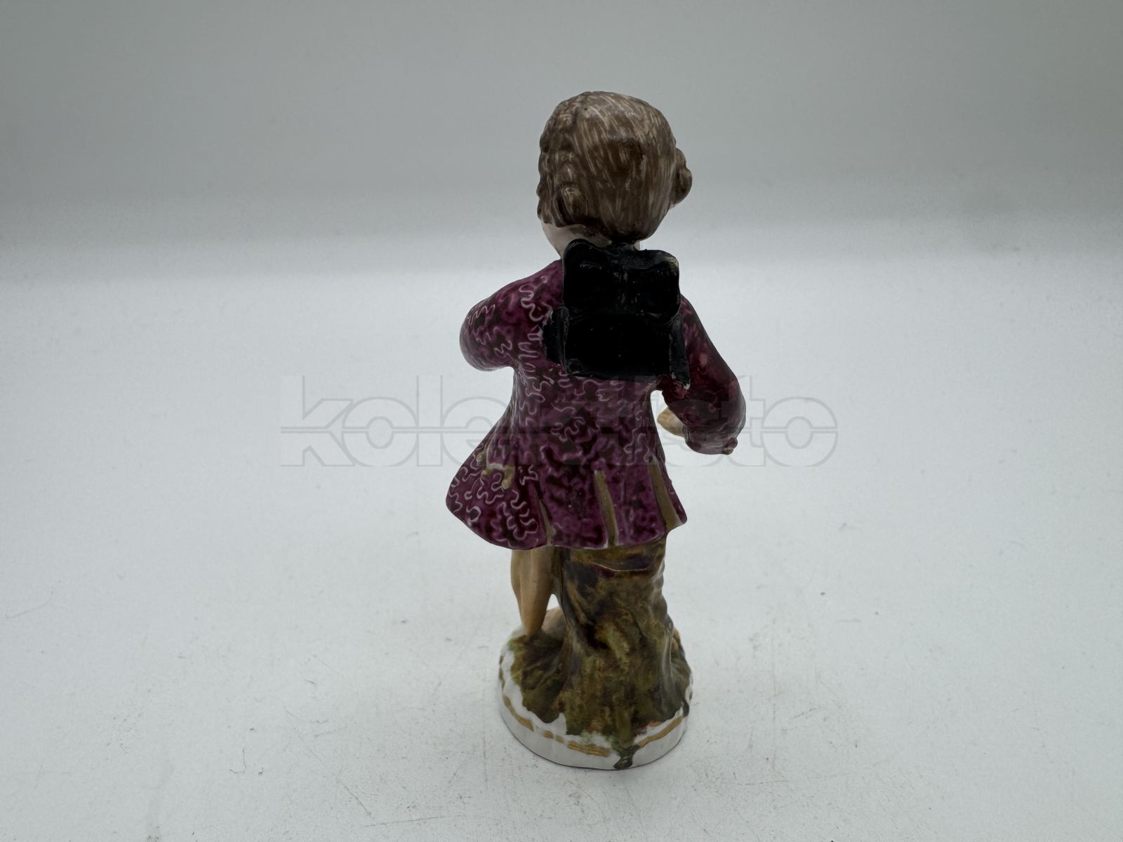 Porcelánová soška chlapce