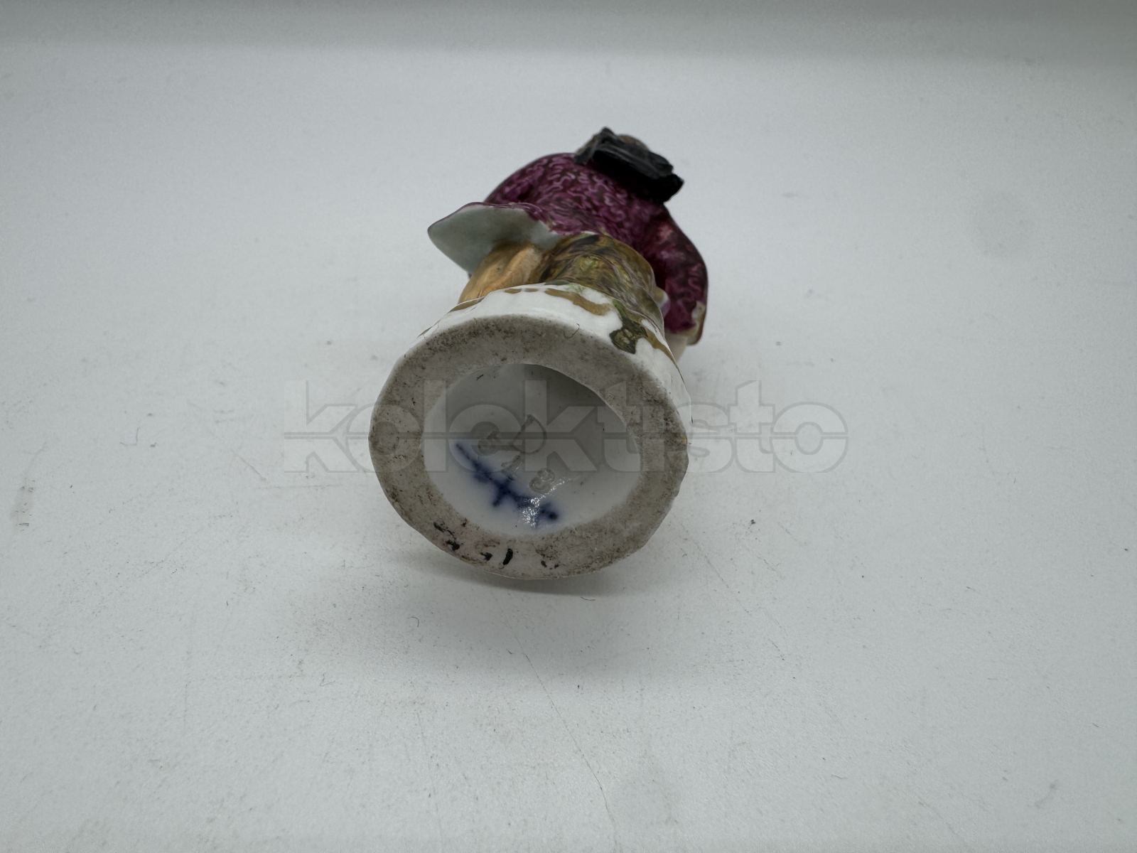 Porcelánová soška chlapce