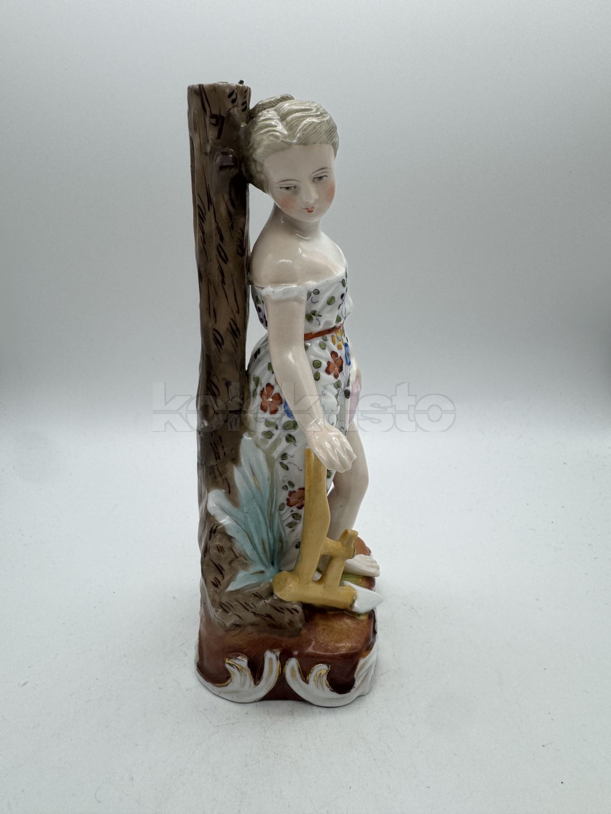 Porcelánová soška ženy s pluhem