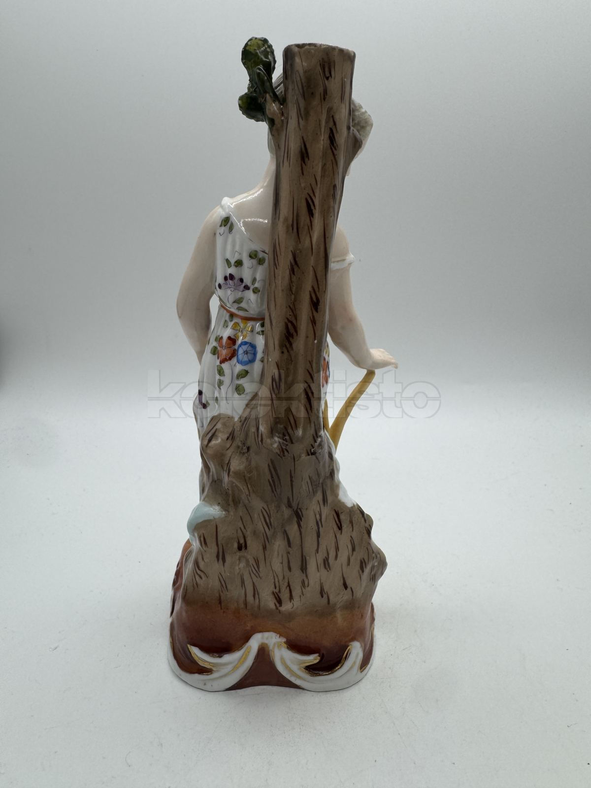 Porcelánová soška ženy s pluhem
