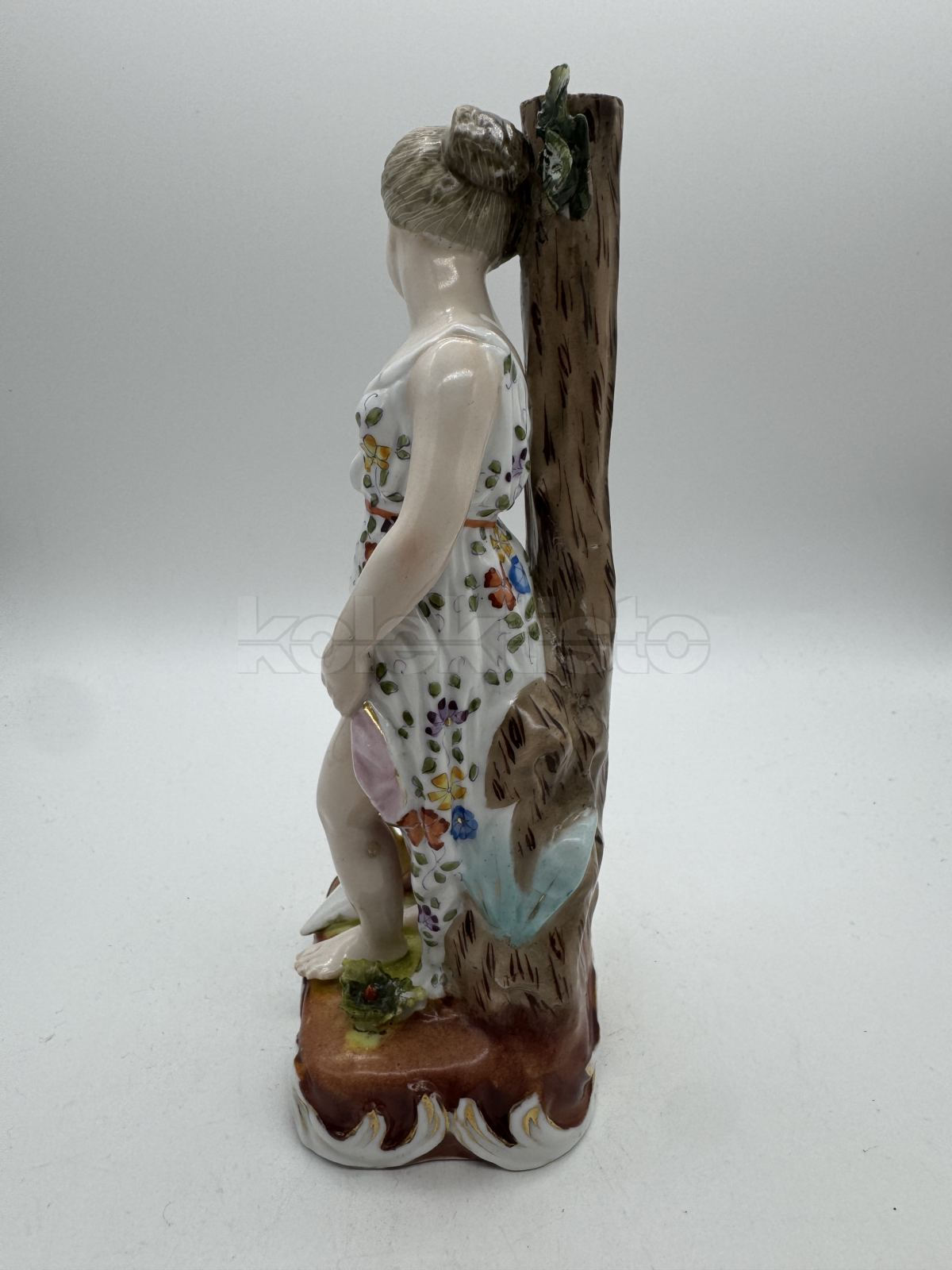 Porcelánová soška ženy s pluhem