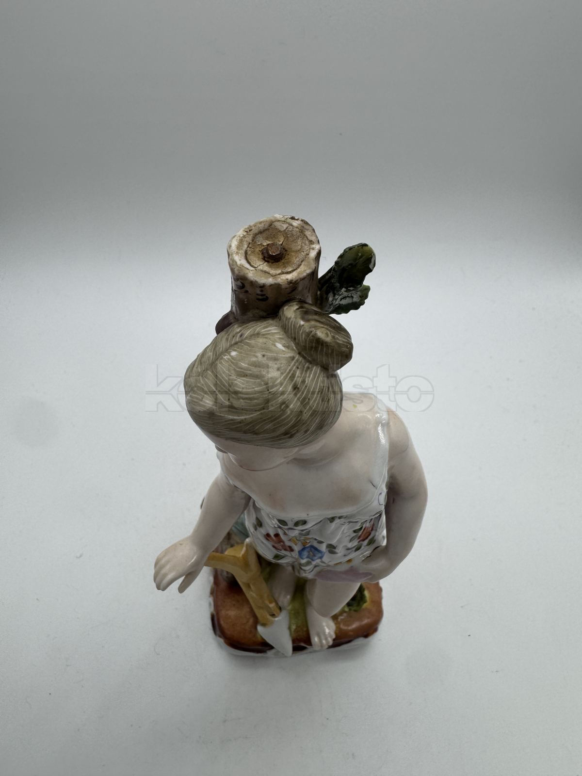 Porcelánová soška ženy s pluhem