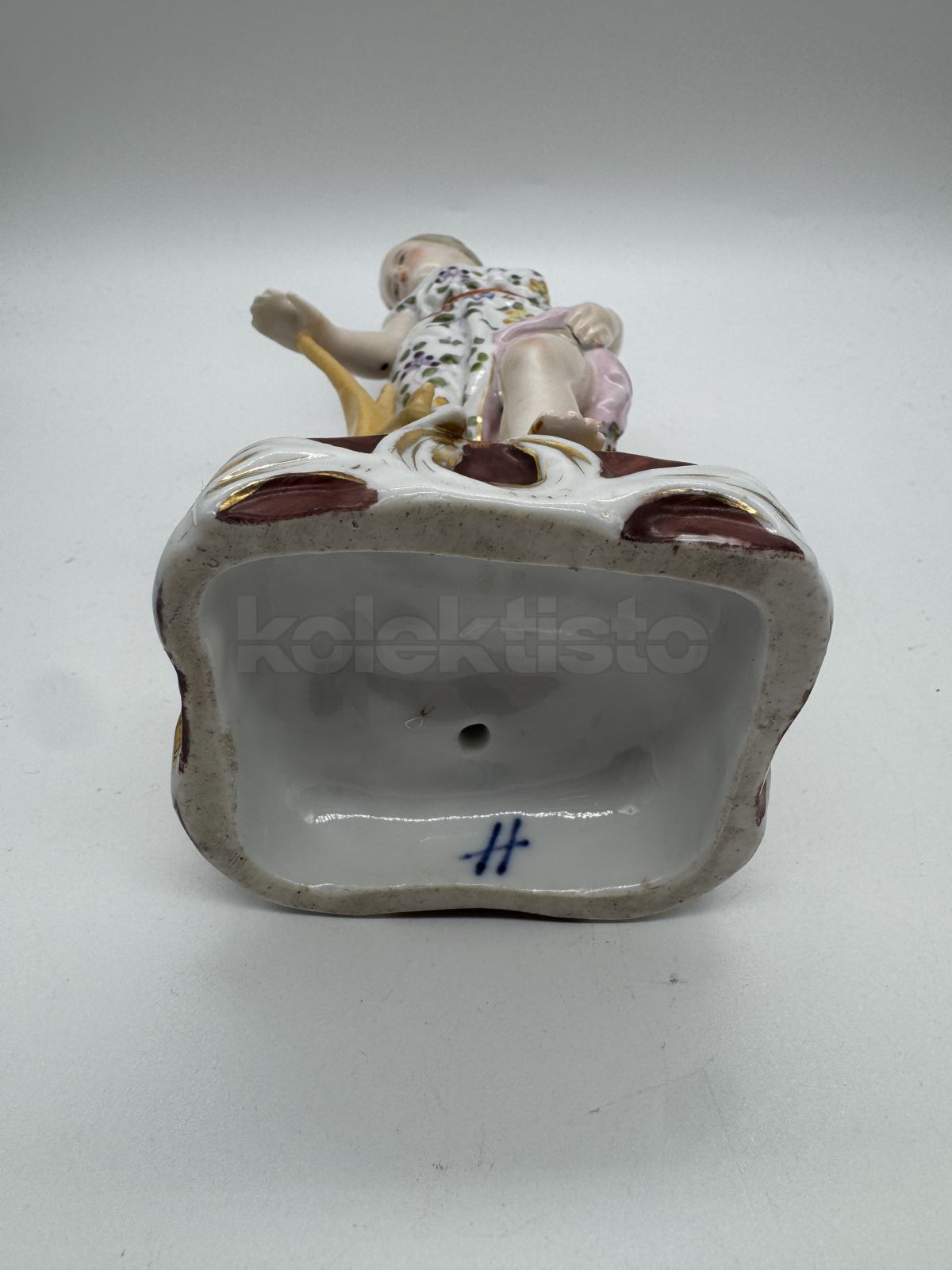 Porcelánová soška ženy s pluhem
