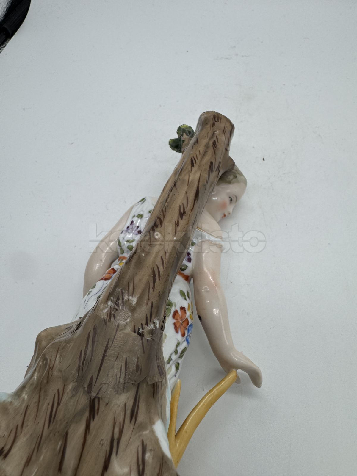Porcelánová soška ženy s pluhem