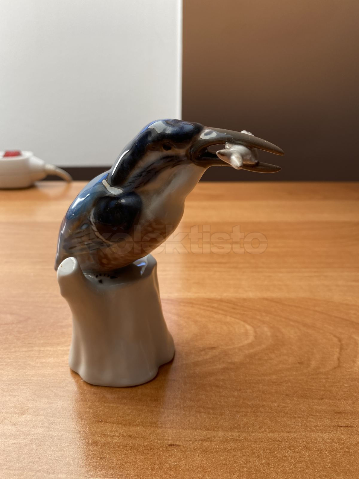 Porcelánová soška Ledňáček s rybkou