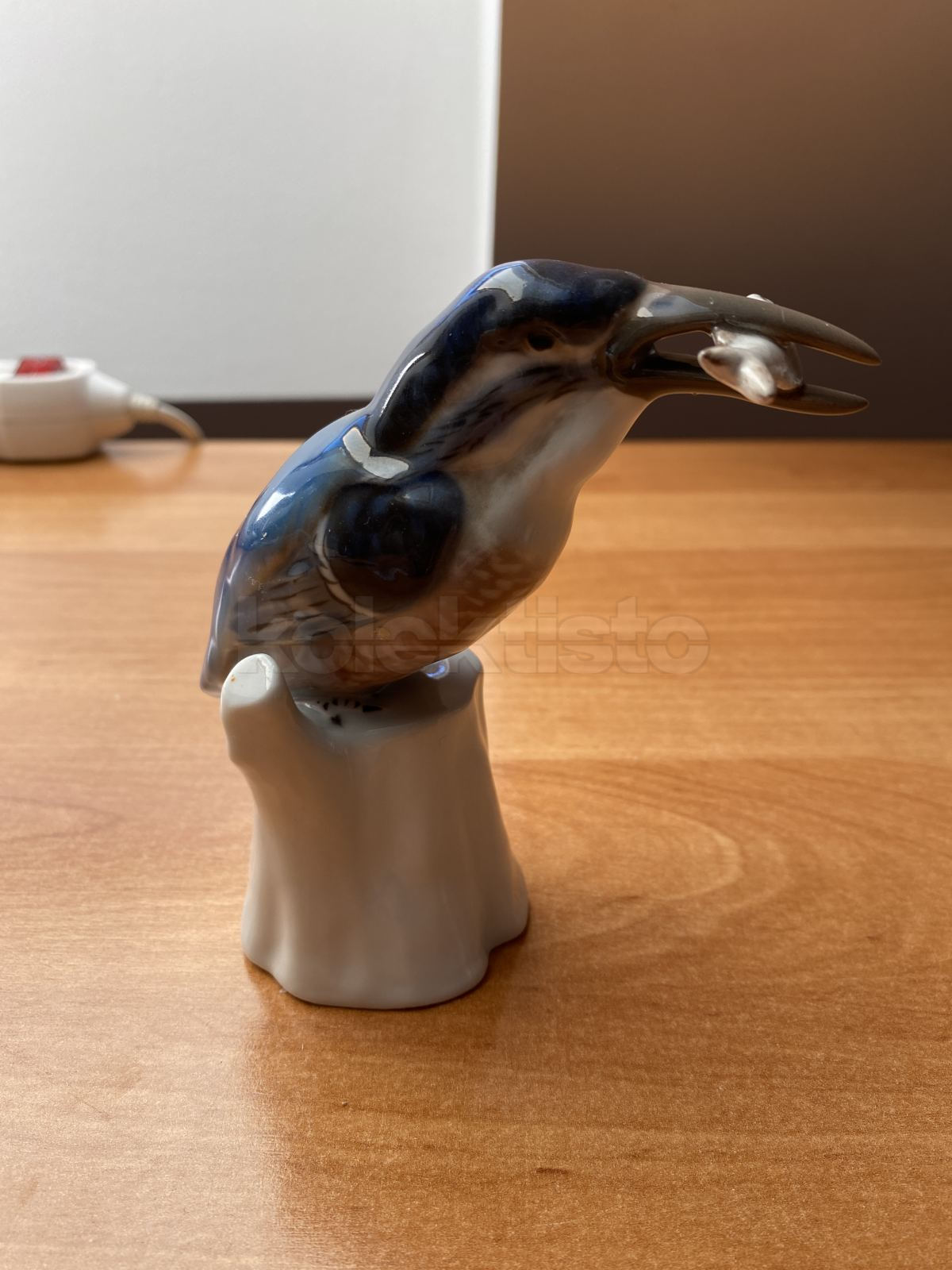 Porcelánová soška Ledňáček s rybkou